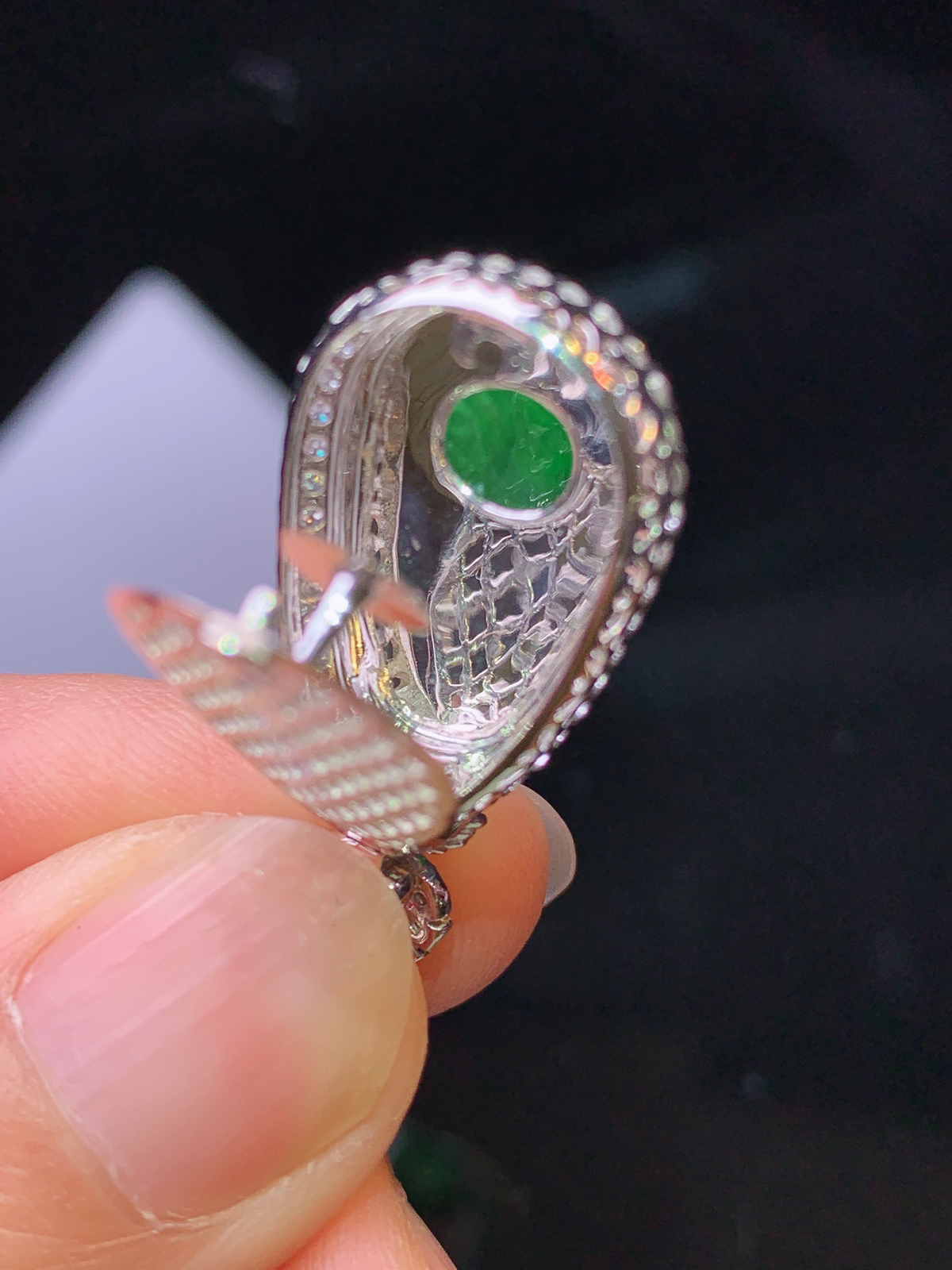 18k金钻镶嵌翠绿如意吊坠 玉质细腻 色泽清新艳丽 整体尺寸30*14.5*8