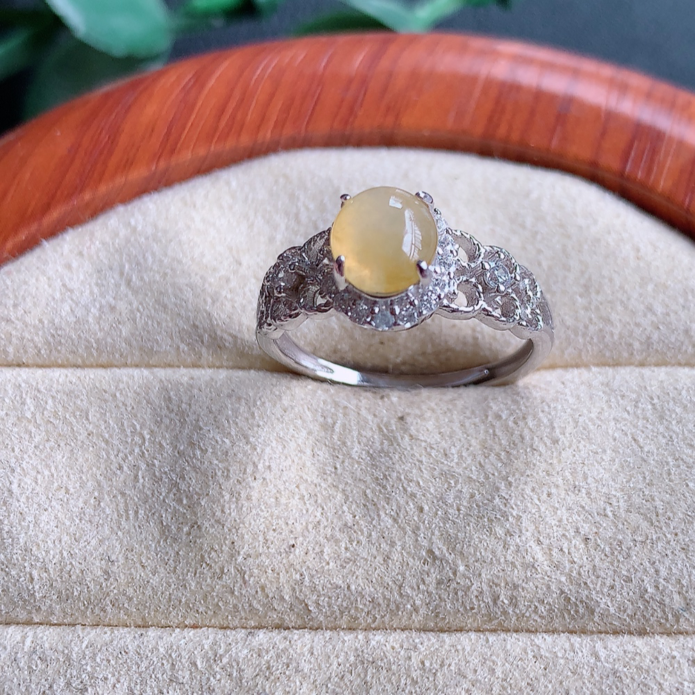 冰精美黄翡翠蛋面戒指  玉质细腻  冰清玉润  灵动  颜色漂亮 
W502-4.22内径尺寸：17-9.2-6.2mm  裸石尺寸：6.4-5.7