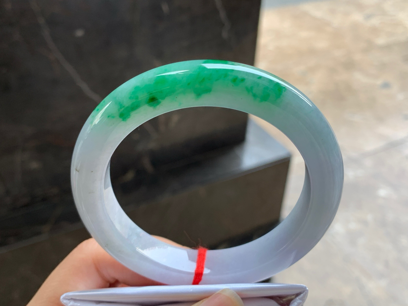 61-12.4-10.6

带色大圈口手镯^_^颜色鲜艳