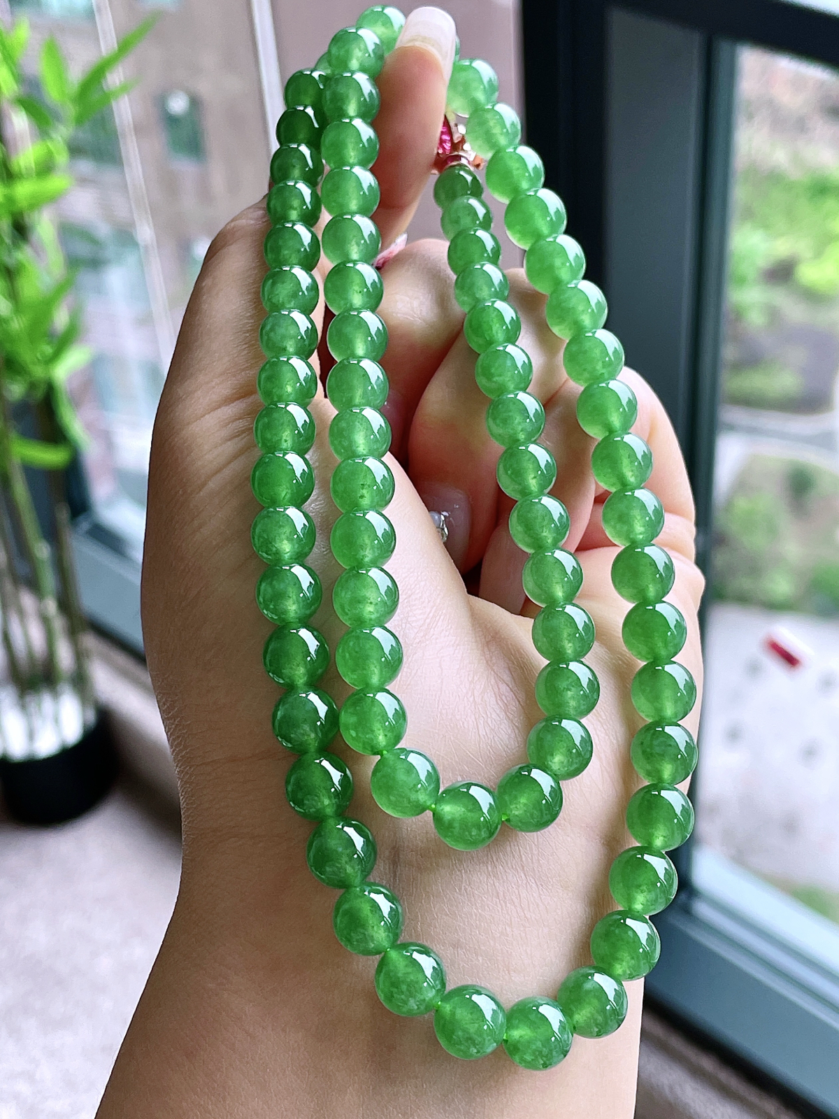 【珠子】高冰阳绿珠链圆珠珠子珠链
【说明】缅料 性价比高  
【尺寸】7.7-8.8mm，31cm
【重量】74.2克