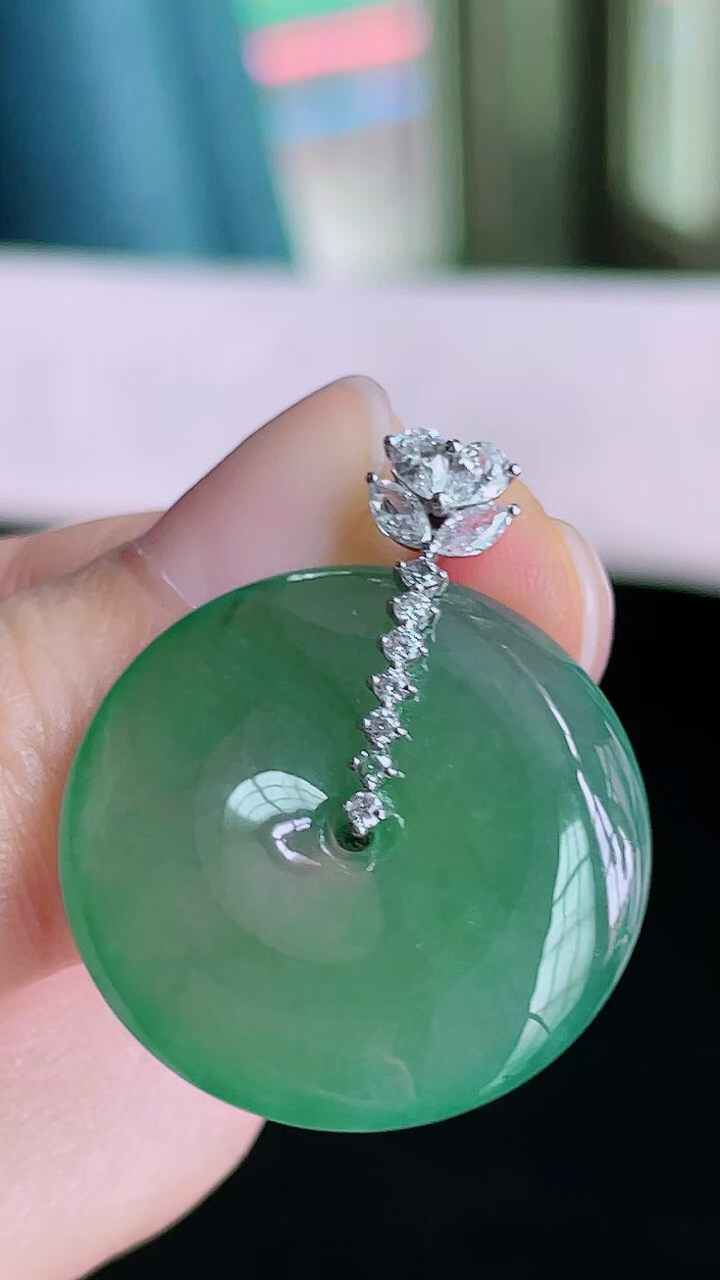 【翡翠名称】老坑种冰绿平安扣吊坠
【翡翠尺寸】裸石24.2/4.3mm
【翡翠描述】宝贝种老水足，玉质细腻，色泽靓丽，性价比高，佩戴效果好！
【其它赠送】权威证书/精美挂绳盒子/支持全国复检