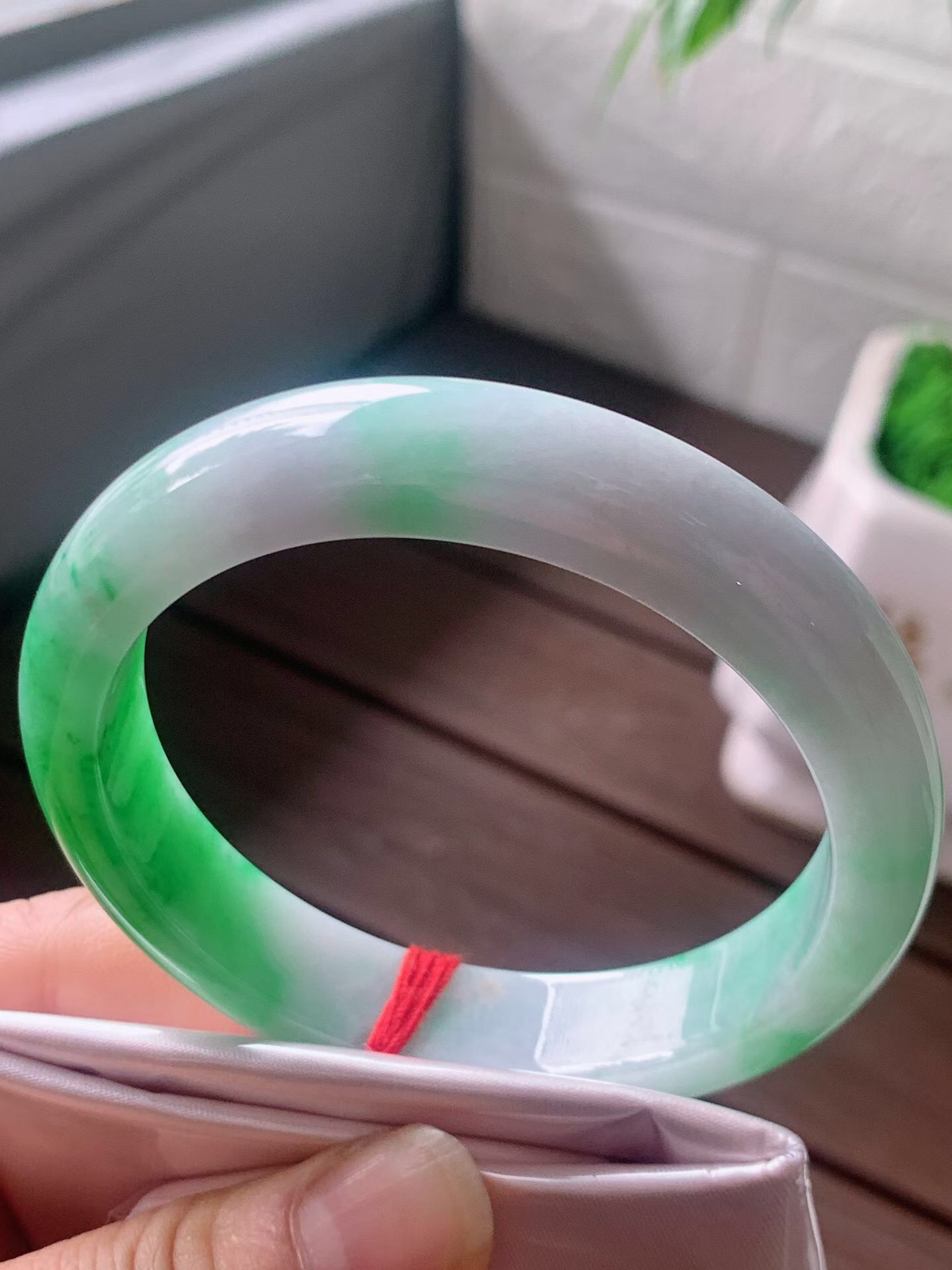 【翡翠名称】老坑种三彩飘阳绿正圈口手镯
【翡翠尺寸】57.8/12.4/8mm适合56.6-59正圈