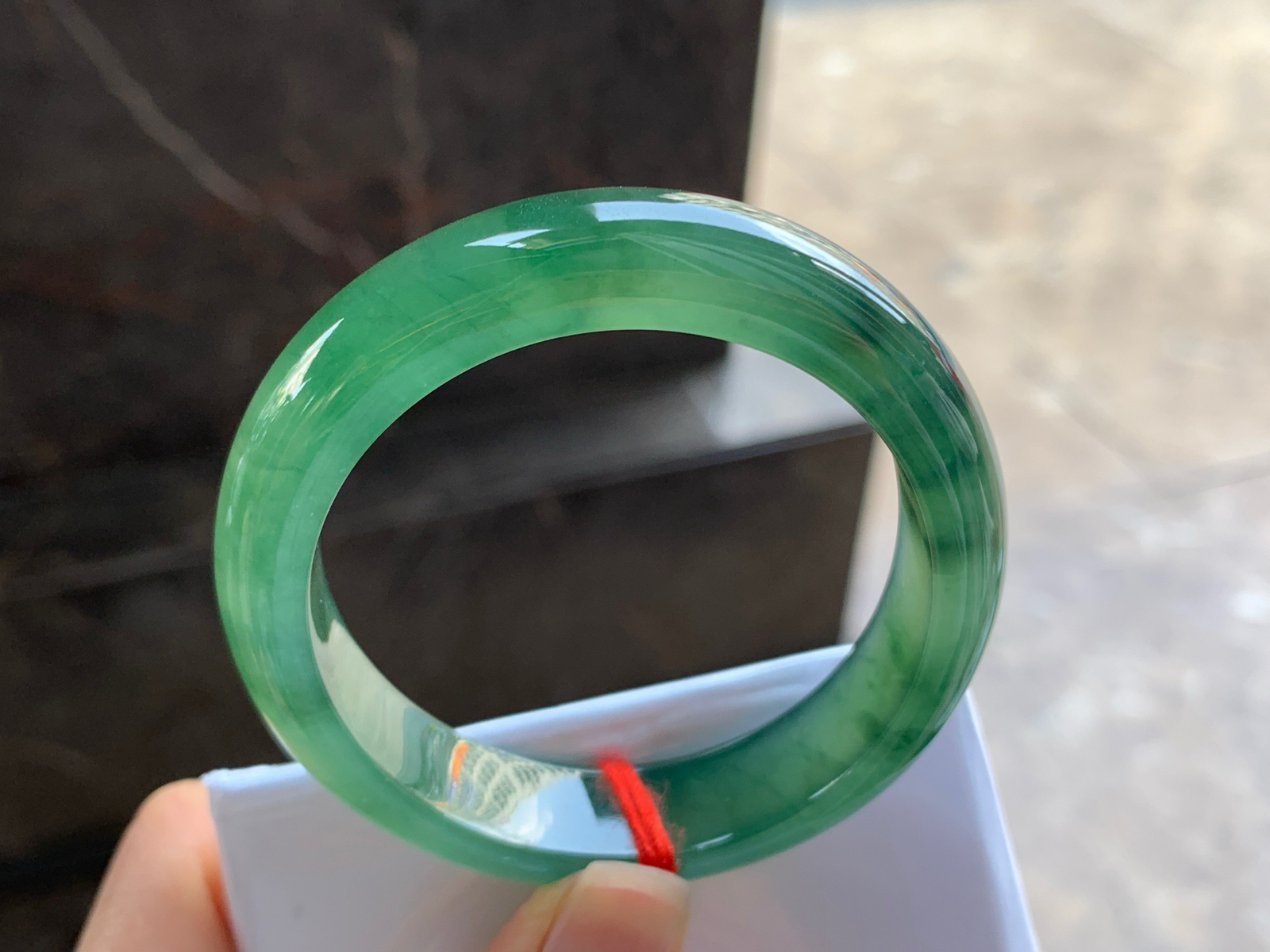 56.4-12.6-8

冰油绿贵妃手镯^_^鲜艳 玉质温润 啤酒瓶底妆 正圈54可以带