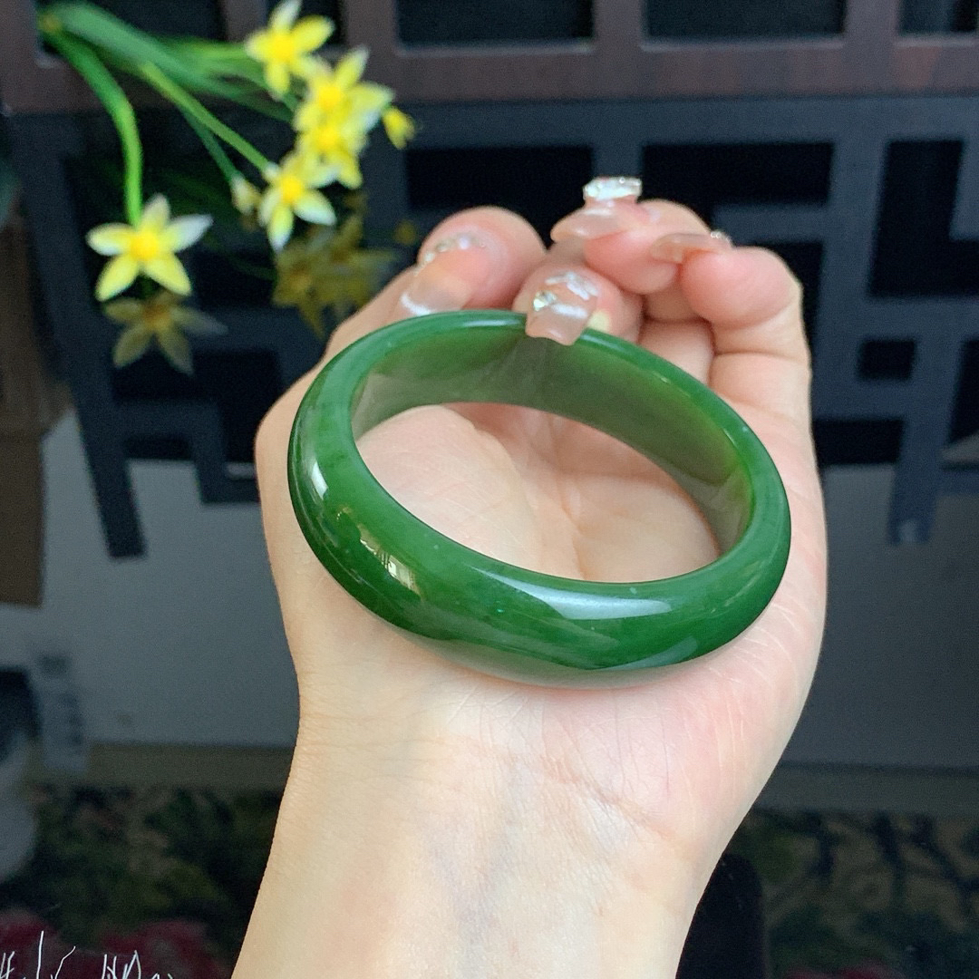 ￼ ￼和田玉52圈菠菜绿宽条碧玉手镯，玉质细腻油润 底色纯净 脂粉好，品质高。
