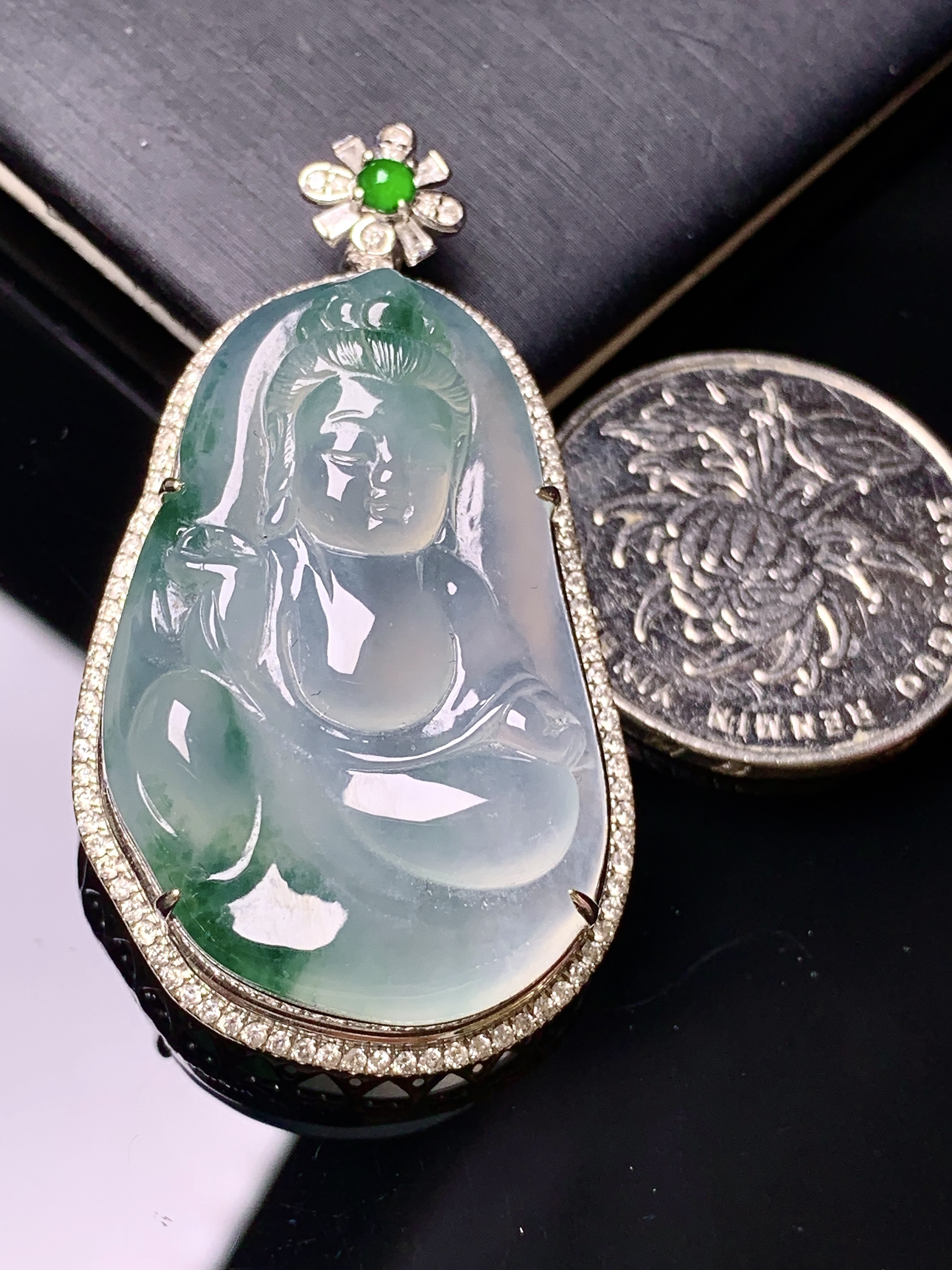 18k金钻镶嵌冰种飘绿观音吊坠 玉质细腻 色泽艳丽清新 水润亮眼 整体尺寸46.8*25.7*10.8k1