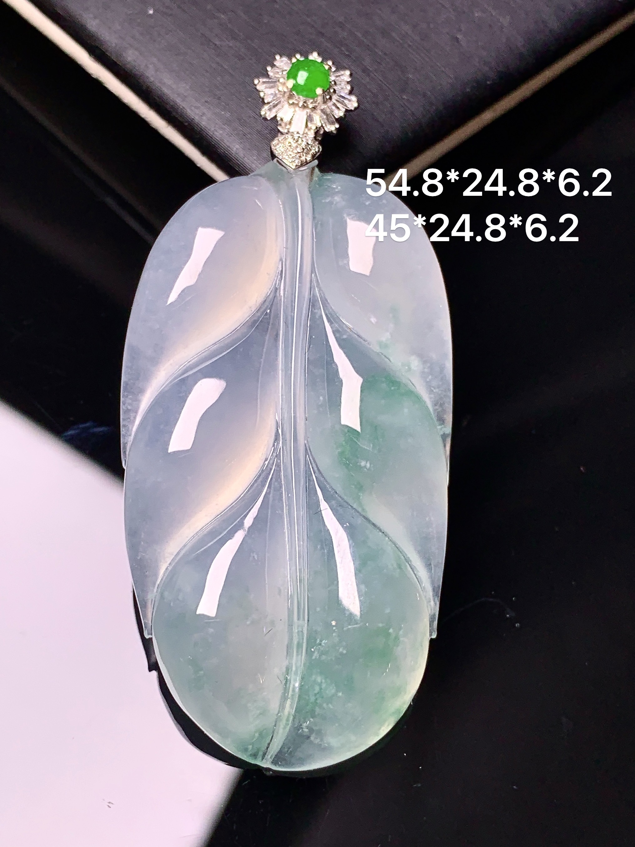 18k金钻镶嵌冰种飘绿树叶吊坠 玉质细腻 色泽艳丽清新 水润亮眼 整体尺寸54.8*24.8*6.2k1