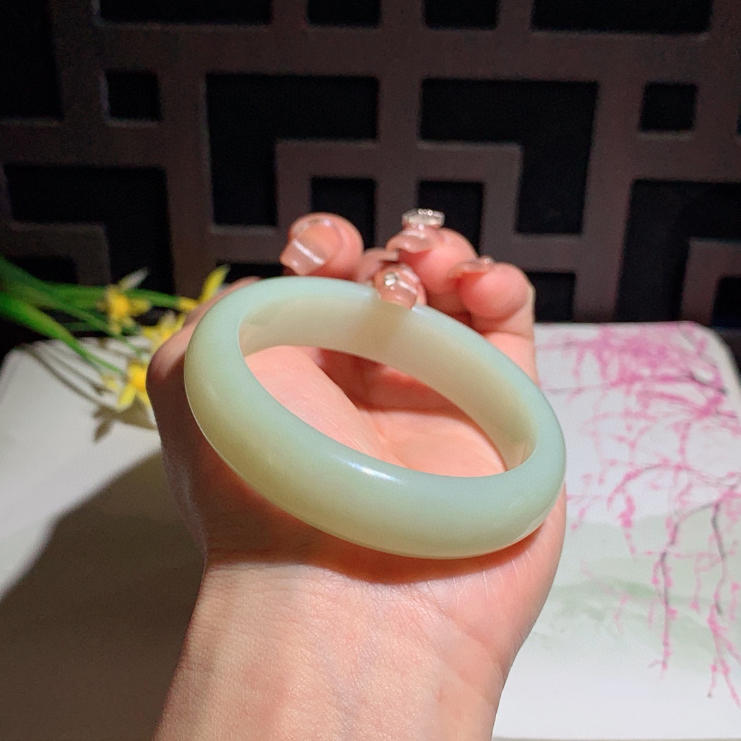 和田玉55圈口黄口料宽条手镯！玉质细腻油润 底色纯净 无裂无杂 脂粉好，品质好！