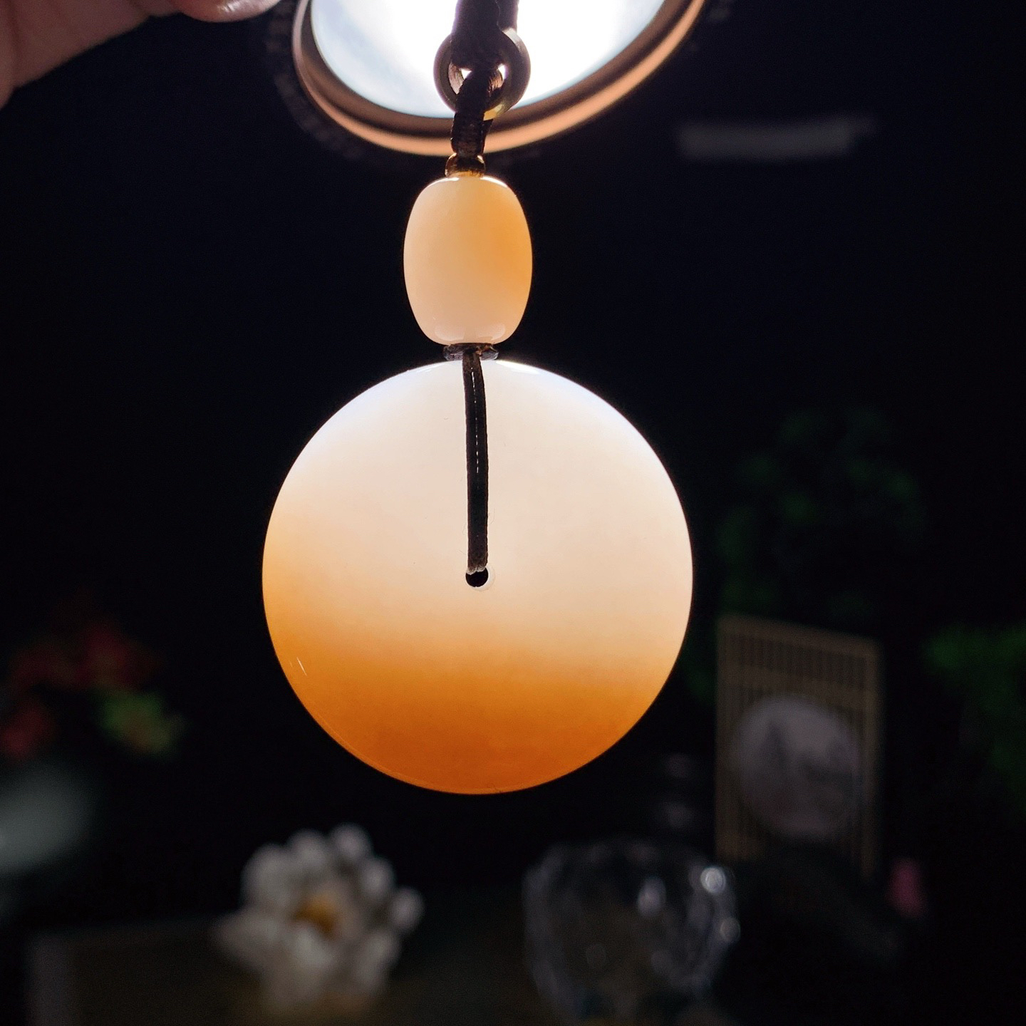 新疆和田玉且末糖平安扣挂件 尺寸33/13重33克！玉质细腻油润 底色纯净 脂粉好，品质好。lt260420