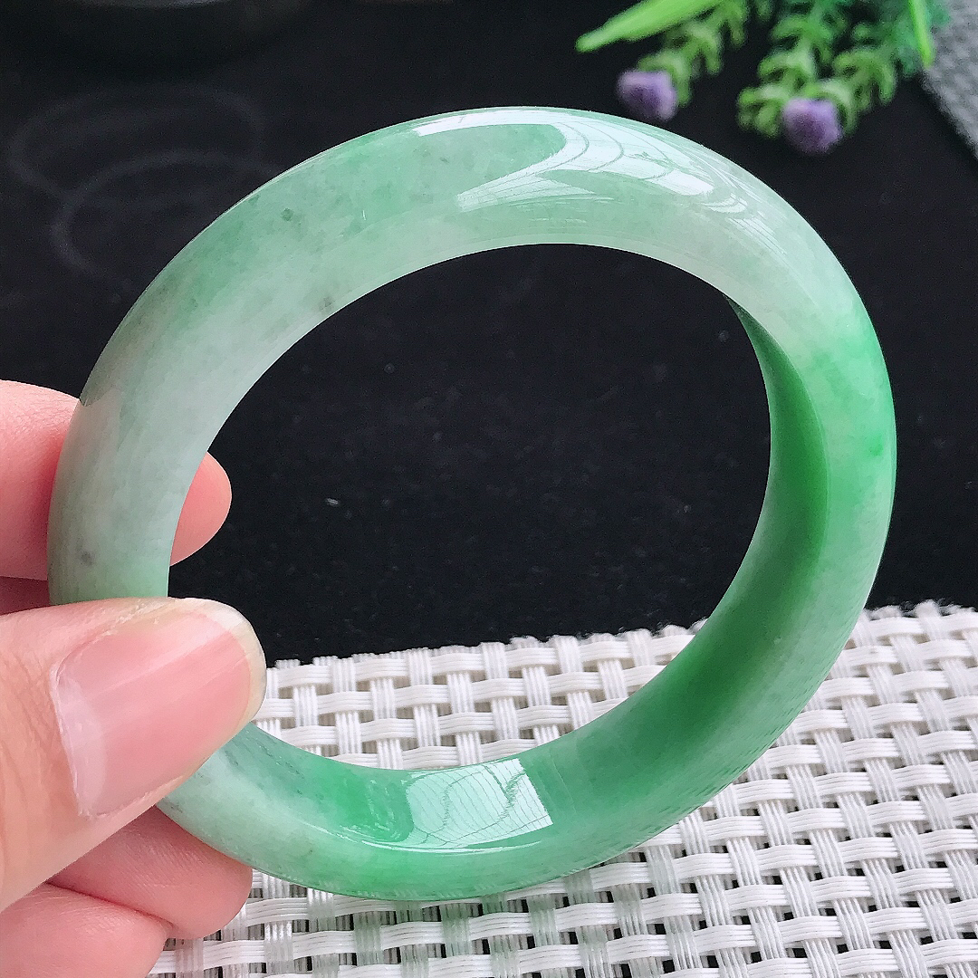 实拍A货翡翠57.5/13.2/9老坑精美满绿手镯宽边玉镯平安镯
