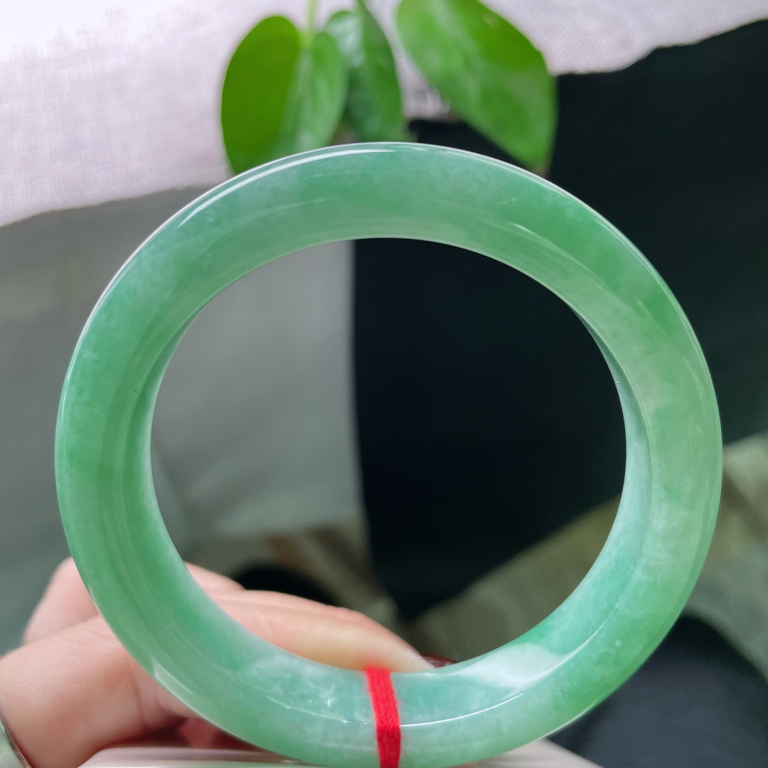 57.8/12.1/9绿底正圈，水头好，种老，细腻的质感与温润光泽，是自然赠予的温柔诗意。无裂，ss