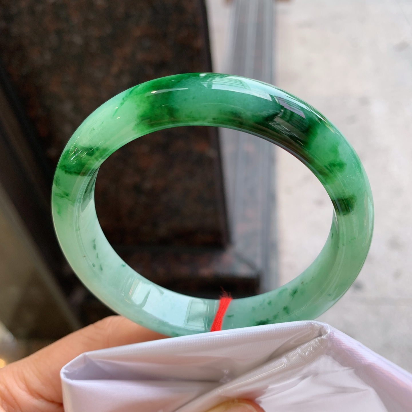 正圈飘绿 无裂 尺寸：59/12.4/8.4 大圈口