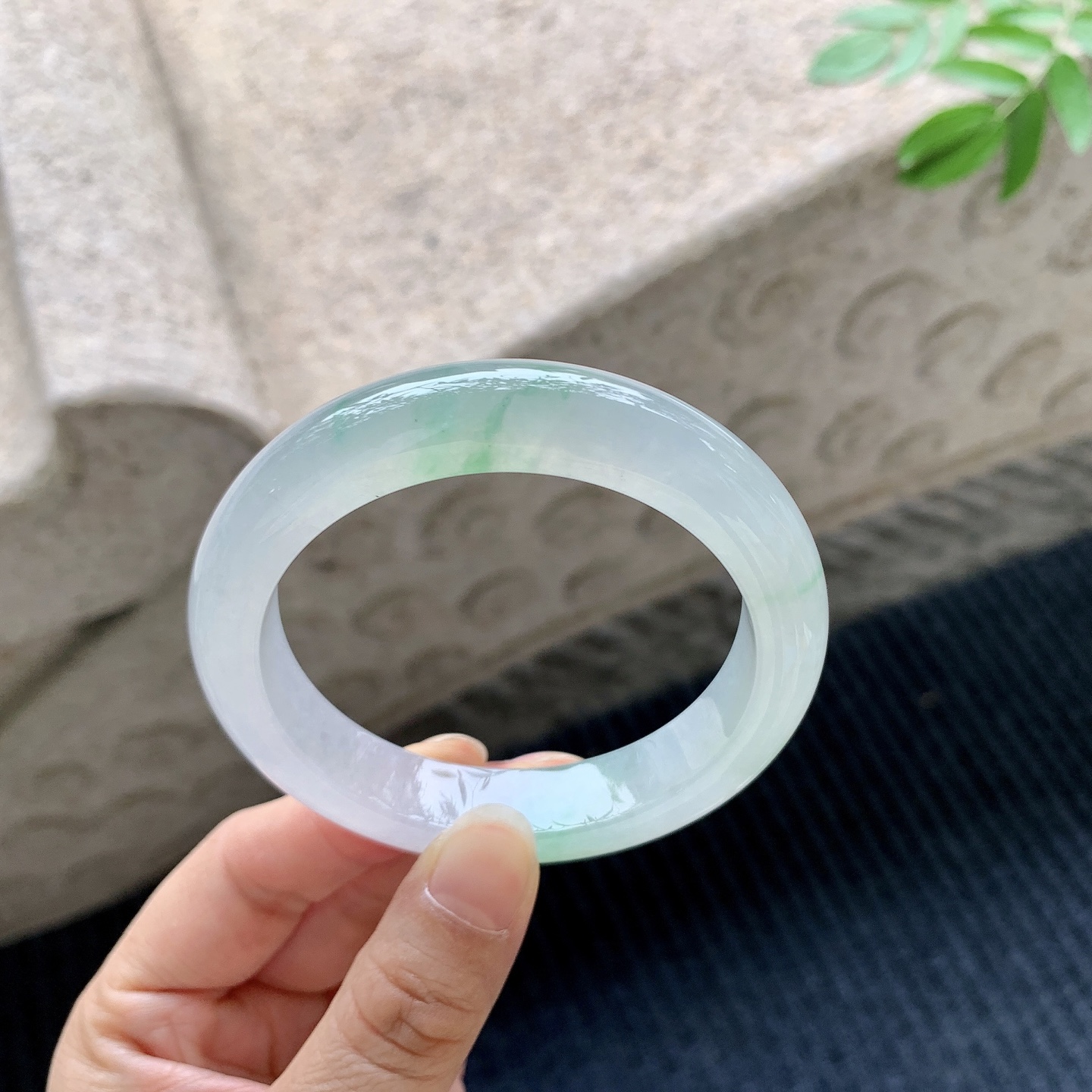 正圈53 54【圈口】54.5/11.6/8.8【编码】B2071709【描述】冰糯飘绿，水润，种老，细腻，打灯有纹线