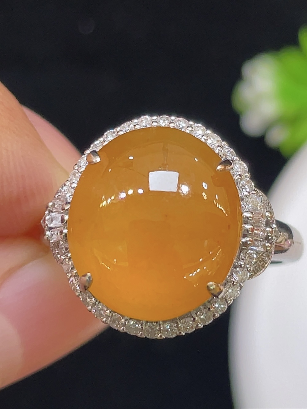 ️【高冰黄翡，戒指】大件饱满，通透水润，玉质细腻，翠色鲜艳，18k金奢华钻石镶嵌️，13.3-11.8-4.0