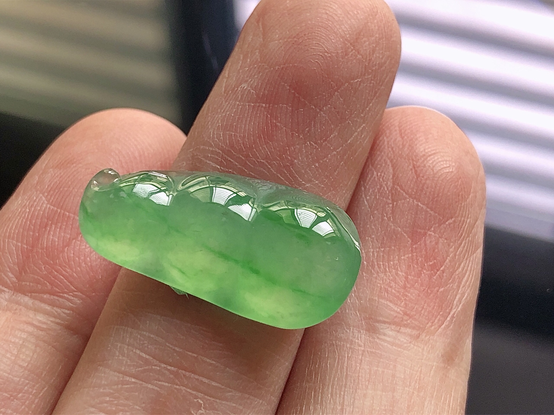 ️ 阳绿福豆， 色泽艳阳，通透水润，玉质细腻，夺目迷人，镶嵌效果，品相，无裂，尺寸24.3*12.