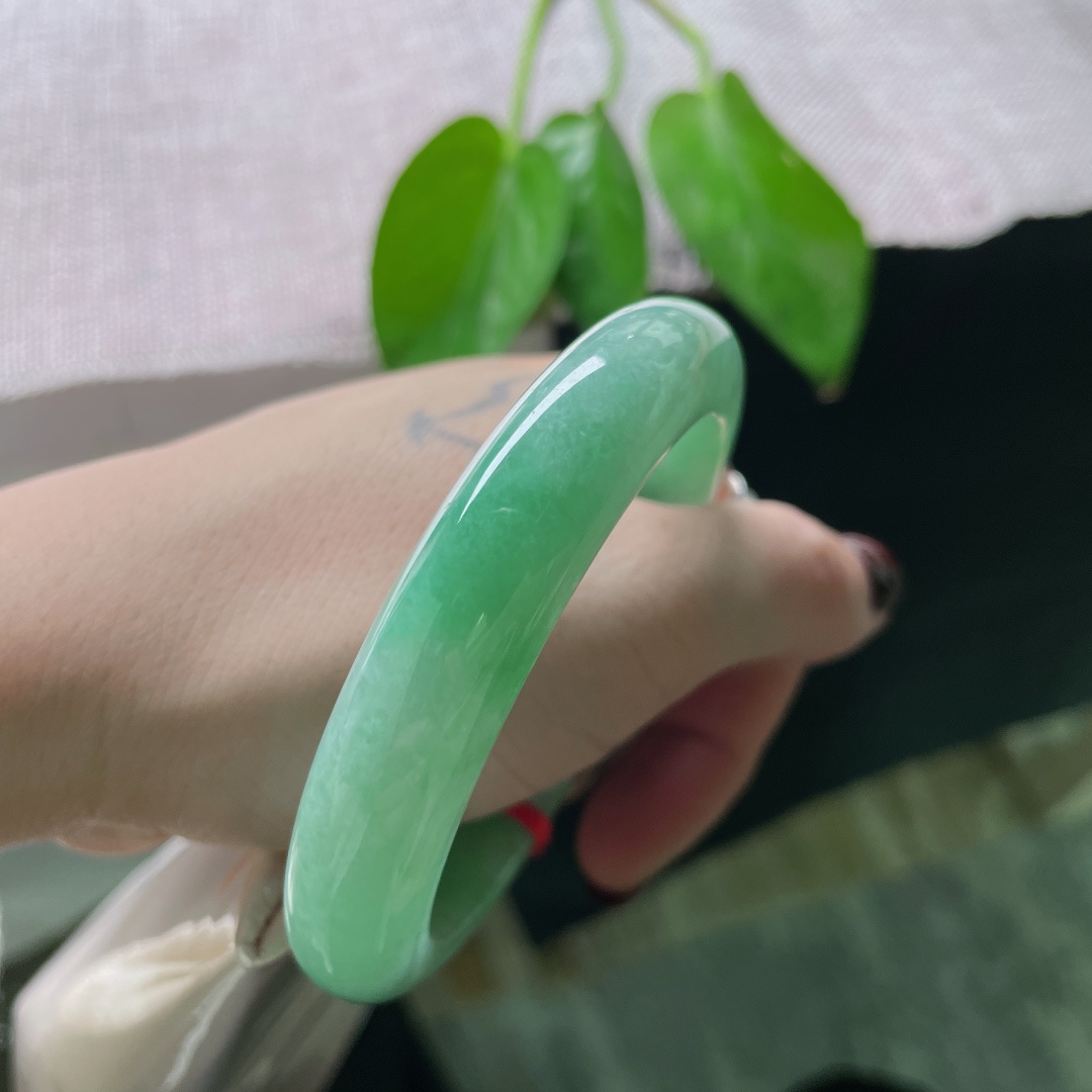 57.8/12.1/9绿底正圈，水头好，种老，细腻的质感与温润光泽，是自然赠予的温柔诗意。无裂，ss50866a
