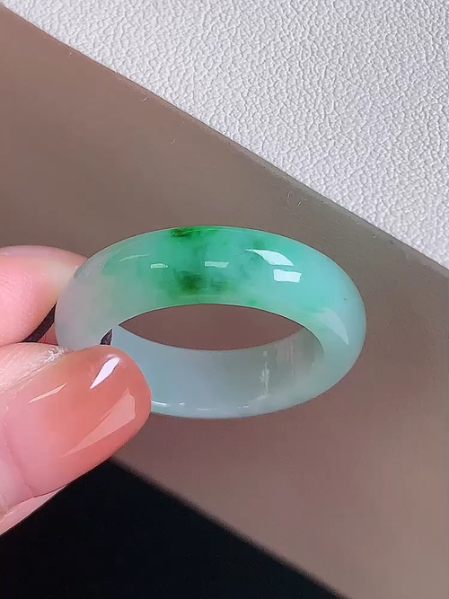  飘绿指环，无裂，尺寸18.3/6.1/3.5 17.5号，№;y201130