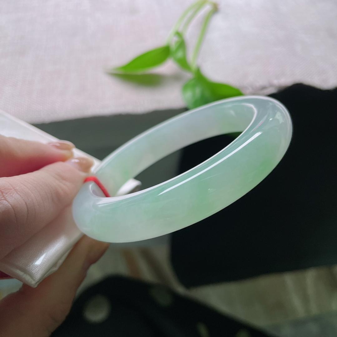 56.8/11.9/9.4，飘阳绿正圈，清润通透，种老，腕间流转似烟波，清雅风骨藏不住。无裂，ss48167a