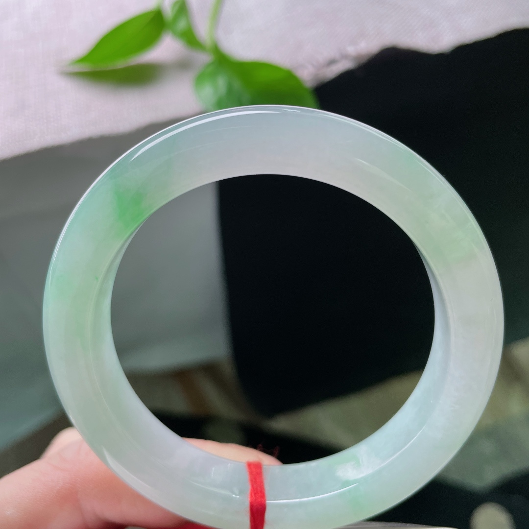 56.8/11.9/9.4，飘阳绿正圈，清润通透，种老，腕间流转似烟波，清雅风骨藏不住。无裂，ss48167a