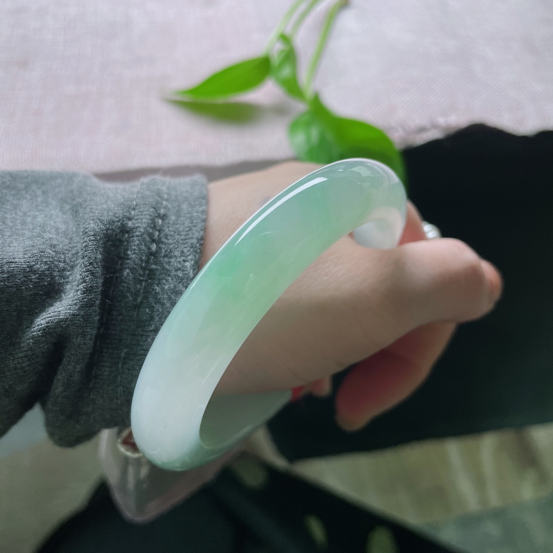 56.8/11.9/9.4，飘阳绿正圈，清润通透，种老，腕间流转似烟波，清雅风骨藏不住。无裂，ss48167a
