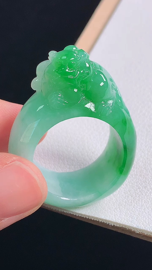 阳绿貔貅指环，无裂，尺寸:圈口23/20.4-12.1-13.5mm