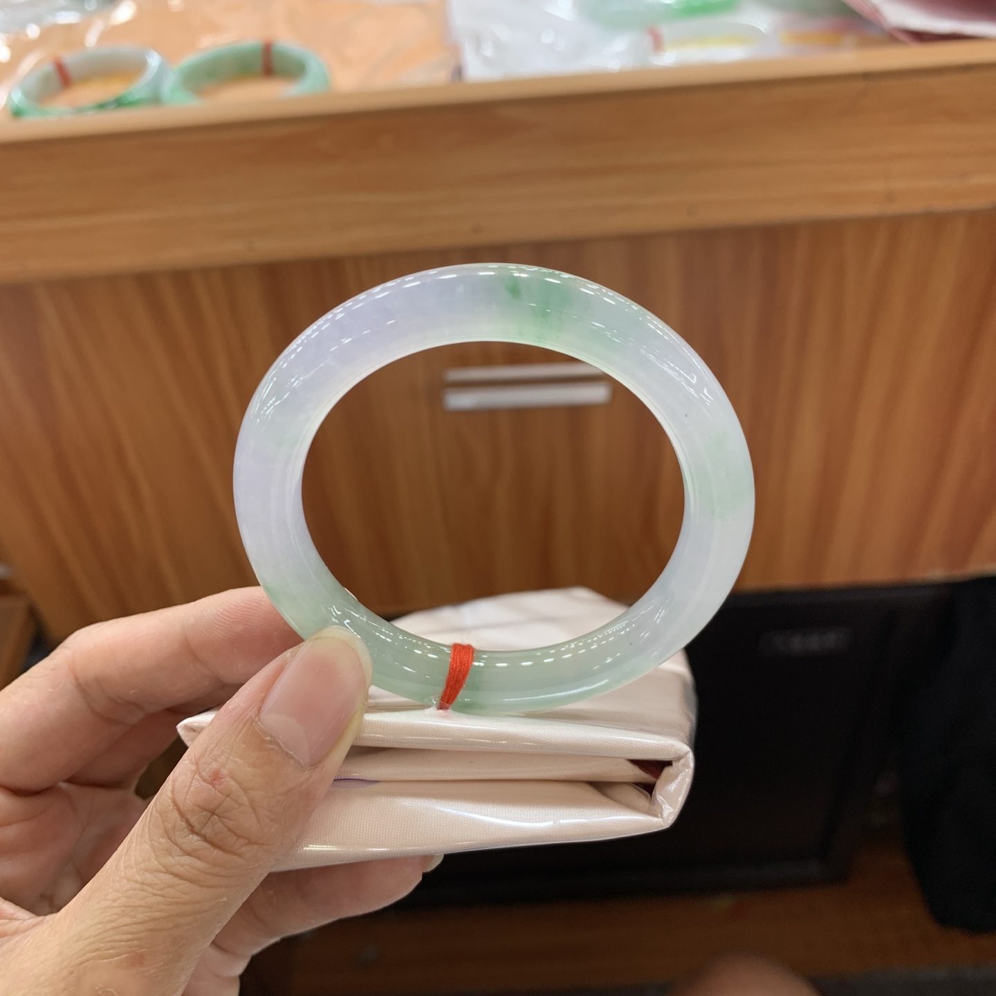 042128JM冰飘绿花圆条翡翠手镯53-9