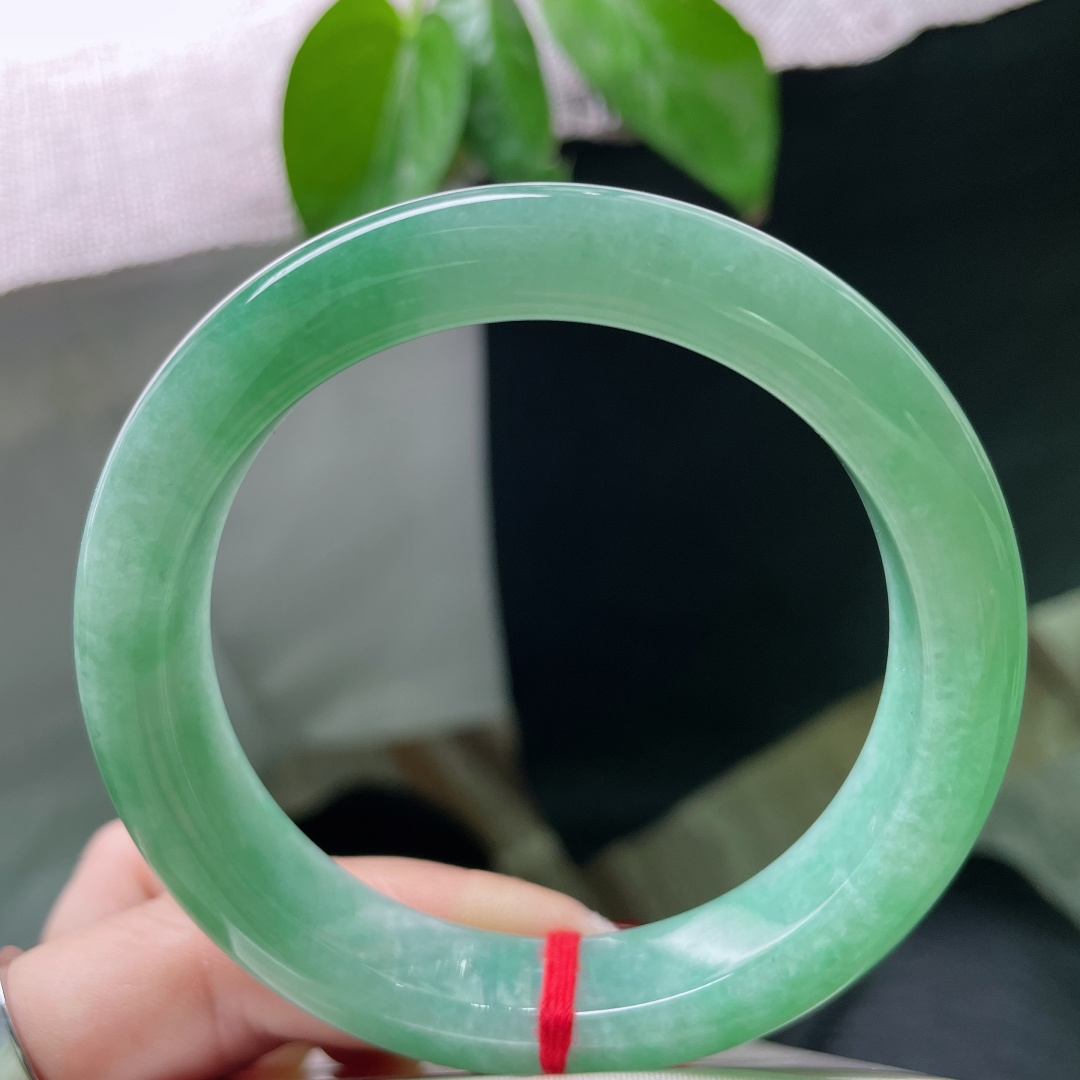 57.8/12.1/9绿底正圈，水头好，种老，细腻的质感与温润光泽，是自然赠予的温柔诗意。无裂，ss