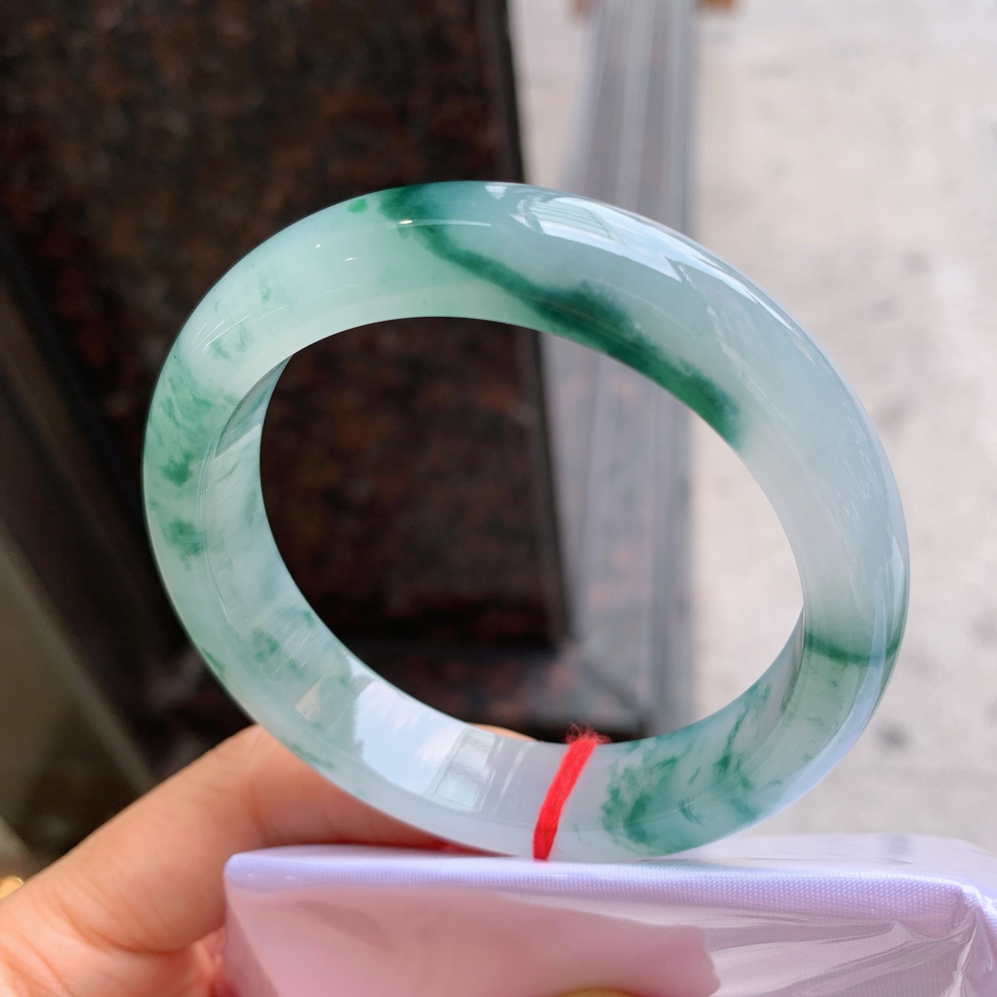 正圈飘花 无裂 尺寸：56/12.6/8.9  细腻