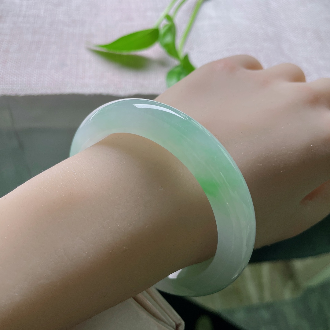 56.8/11.9/9.4，飘阳绿正圈，清润通透，种老，腕间流转似烟波，清雅风骨藏不住。无裂，ss48167a