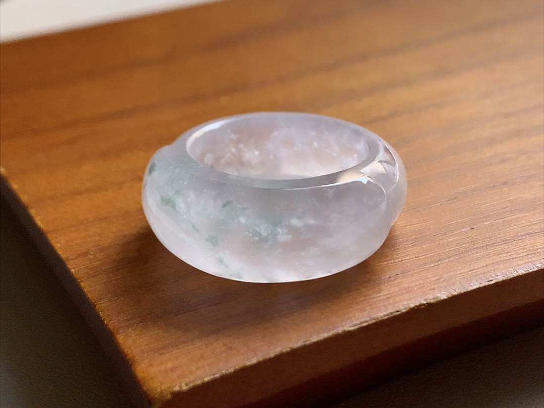 ️ 玻璃种飘花马鞍戒指 飘花素雅大方，底子白皙透亮起光感，无裂尺寸29.5*10.5*6.3、圈口