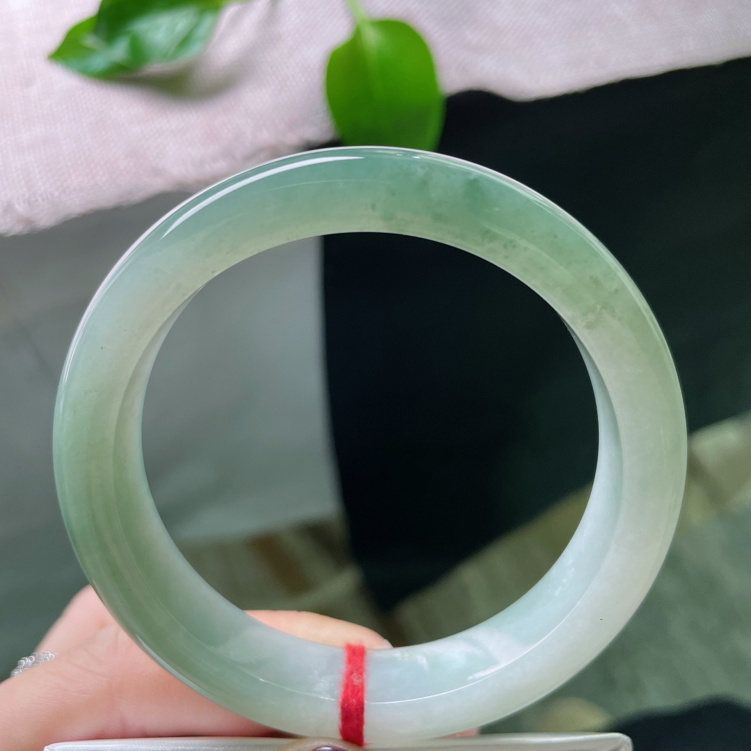 57.7/12.7/8.4绿底正圈，水润细腻，渐变之色，悠悠岁月，皮纹，无裂，ss48944a