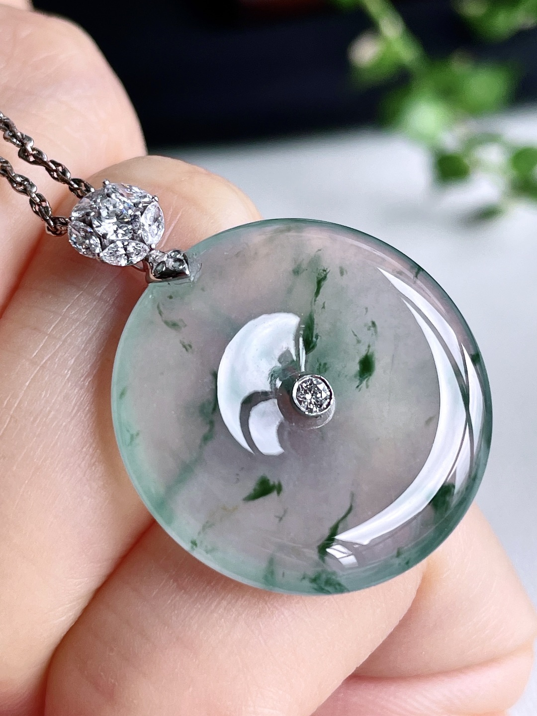 【镶嵌】冰飘花平安扣吊坠  【说明】缅甸 18k金镶嵌 无裂 性比高  【整体】30  【裸石】23.4-4.2  【重量】5.2克