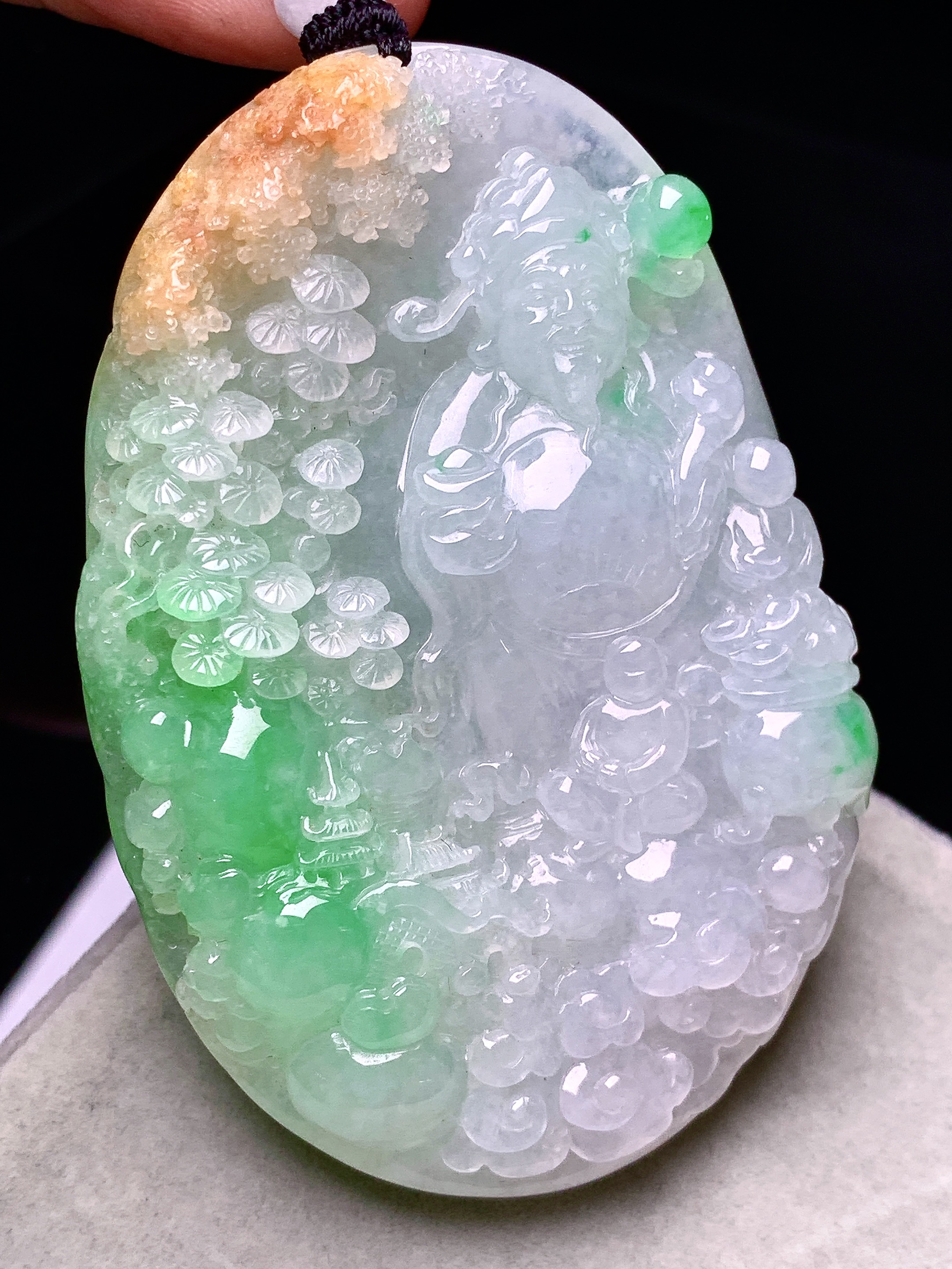 飘黄绿翡山水财神吊坠 玉质细腻 色泽艳丽清新 水润亮眼 整体尺寸66.2*44.7*12w1