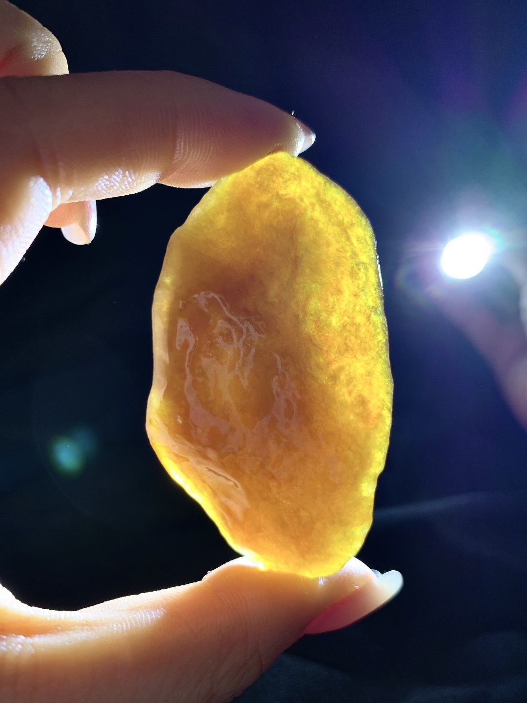 ️冰黄翡/牌子料/片料/板料/特色料题材】可做牌子、人物、山水、动物、花件……等推荐参考【尺寸】65-31.8-10.4【重量】31.3克材料优选•熔金凝玉映初心，暖韵流光自入魂。•如落日熔金凝于玉上，暖调的黄翡似被秋阳浸透，带着蜜蜡般的柔光，又有冰底的清透藏于其中。天然随形的轮廓里，裹着岁月沉淀的温润，观之如沐暖阳，心也跟着变得柔软安稳。