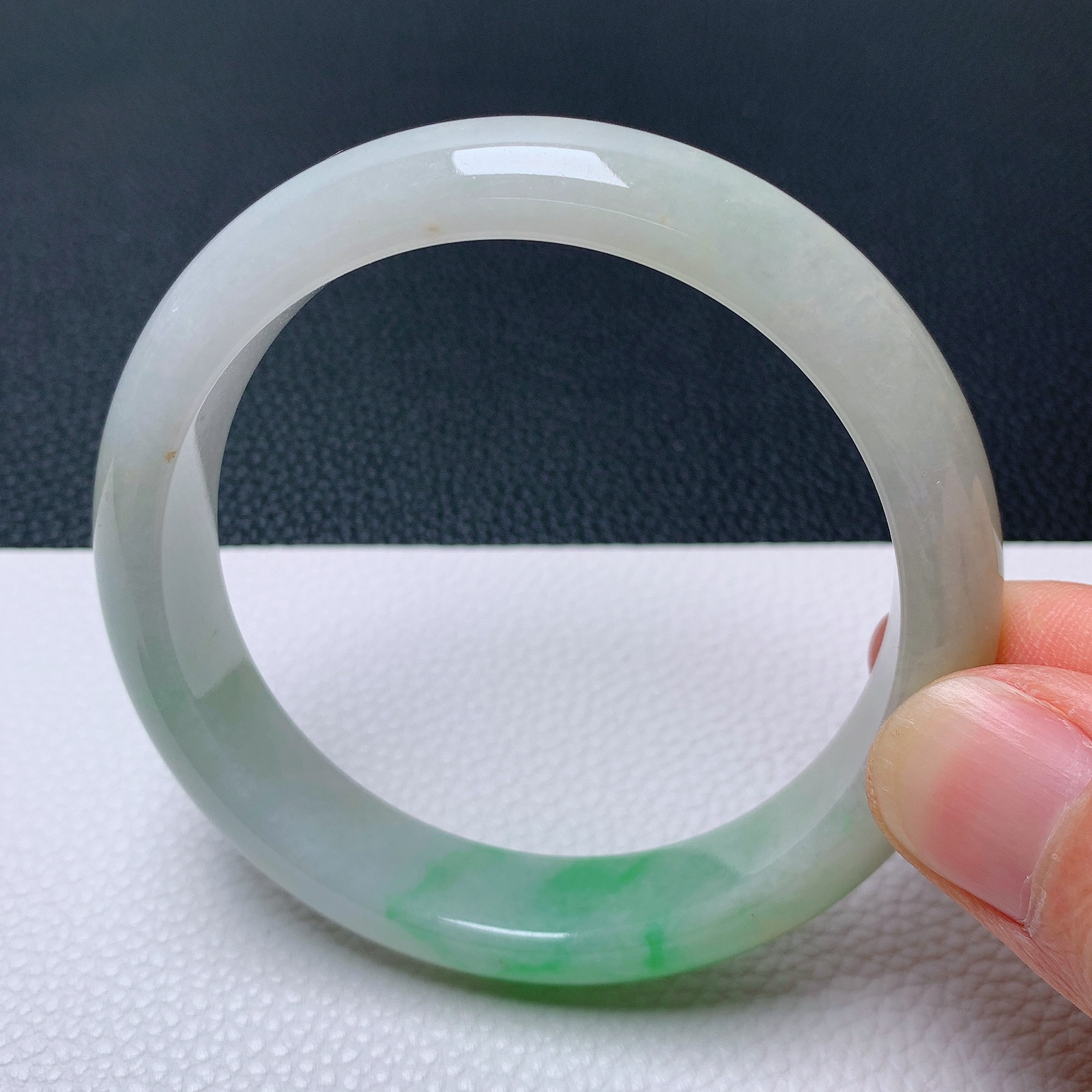 天然翡翠圈口58-59老坑黄加绿手镯 玉质细腻 种水好 尺寸：58.9-12.9-8mm  M88