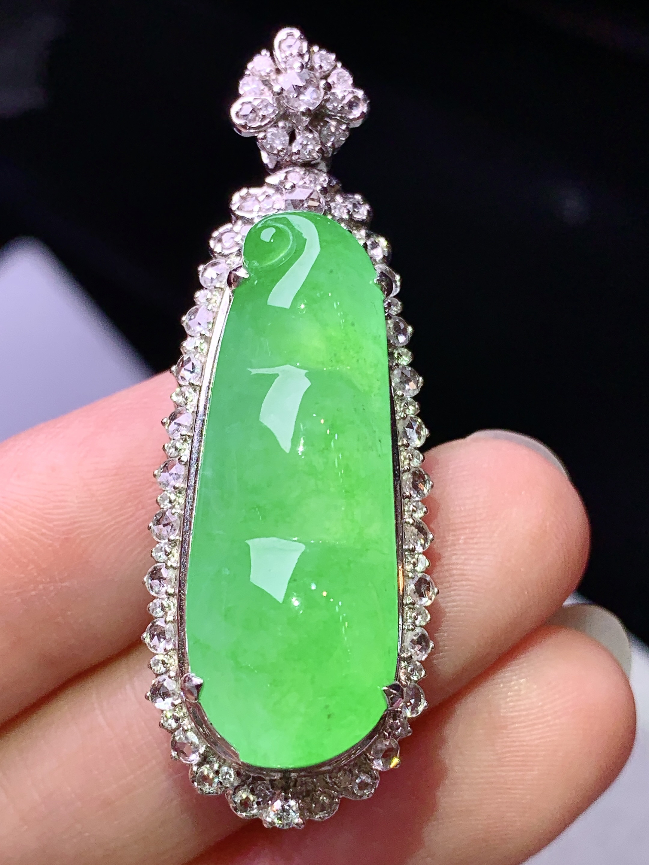 18k金钻镶嵌冰阳绿四季豆吊坠 玉质细腻 色泽艳丽清新 水润亮眼 整体尺寸45.8*16.5*13.2h2