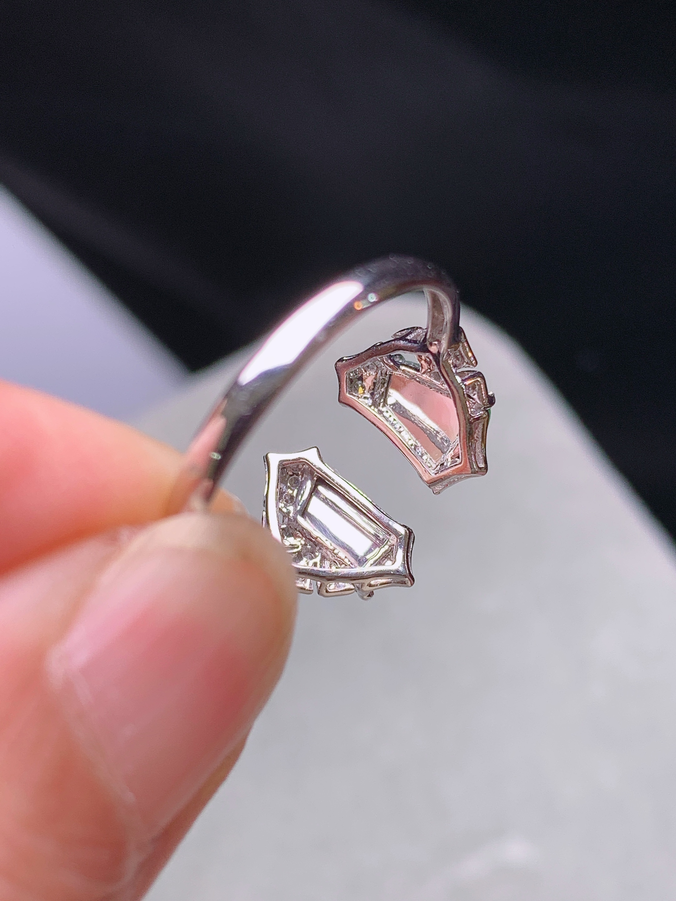 18k金钻镶嵌冰黄绿随形组合戒指 玉质细腻 色泽艳丽清新 水润亮眼 圈口14.5 裸石尺寸6*4.5*2t1