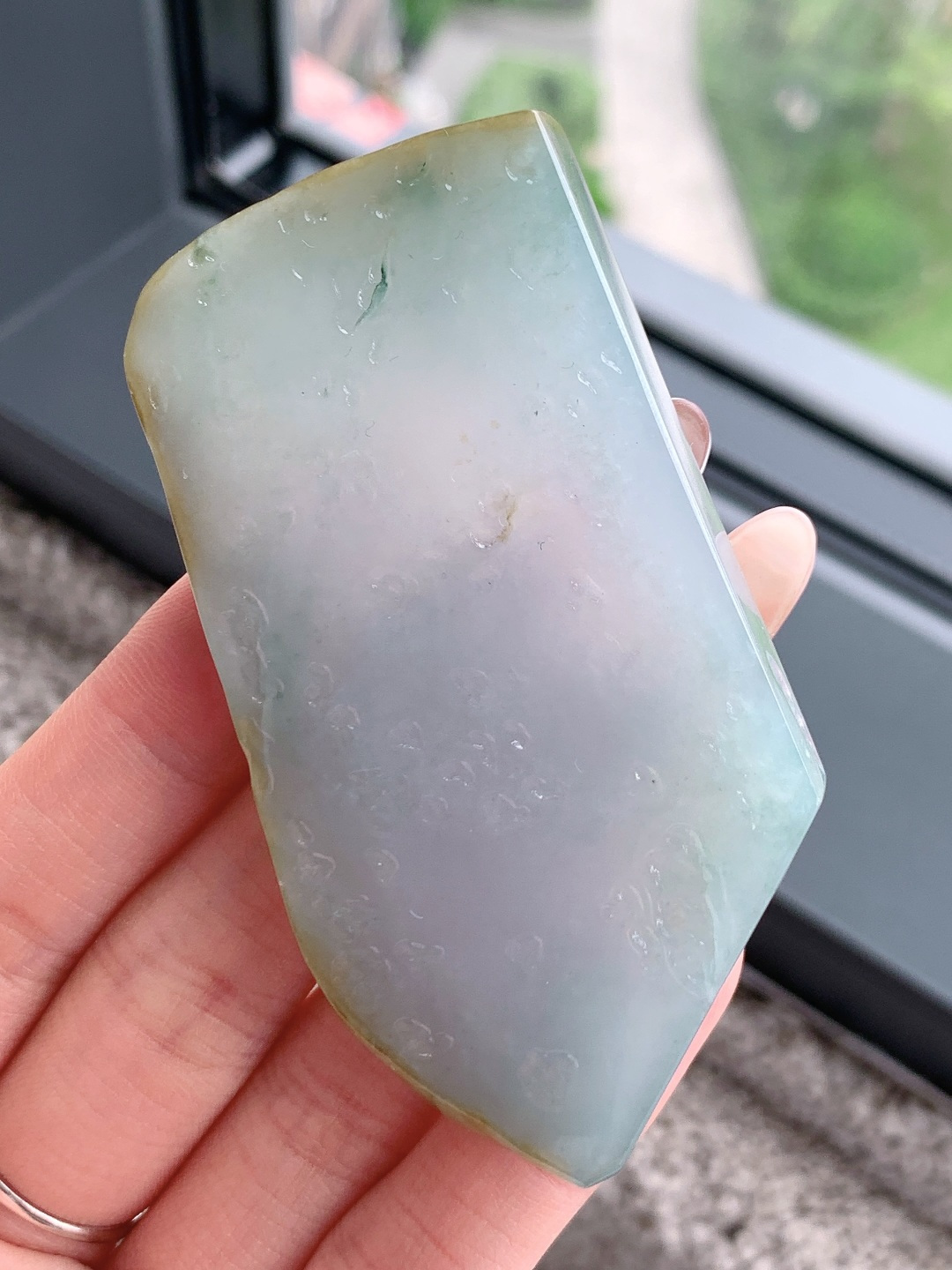 【材料】🫧冰种/牌子料/片料/板料/特色料【题材】可做牌子、人物、山水、动物、花件……等推荐参考【尺寸】78.2-37.8-7.3【重量】63.1克材料优选浅烟凝玉铺清润，柔色含光蕴静灵这块冰润浅春底带黄翡翡翠片料质地细腻冰透，水头清亮莹润，似薄雾漫裹的柔润月光，边角暖黄俏色自然晕染，零星翠色轻缀其间，玉面肌理温润细腻、胶感十足，经精工俏雕后，可化作山水意境牌、禅意悟道、平安无事素牌等雅致佳作，浅柔底色象征心境安然、顺遂宁和，俏色黄翡寓意招财纳福、贵气相随自带清逸悠远的静谧氛围感，佩戴可衬温润雅致气质，更护佑一生安稳无忧、福运绵长、前程清宁坦荡。