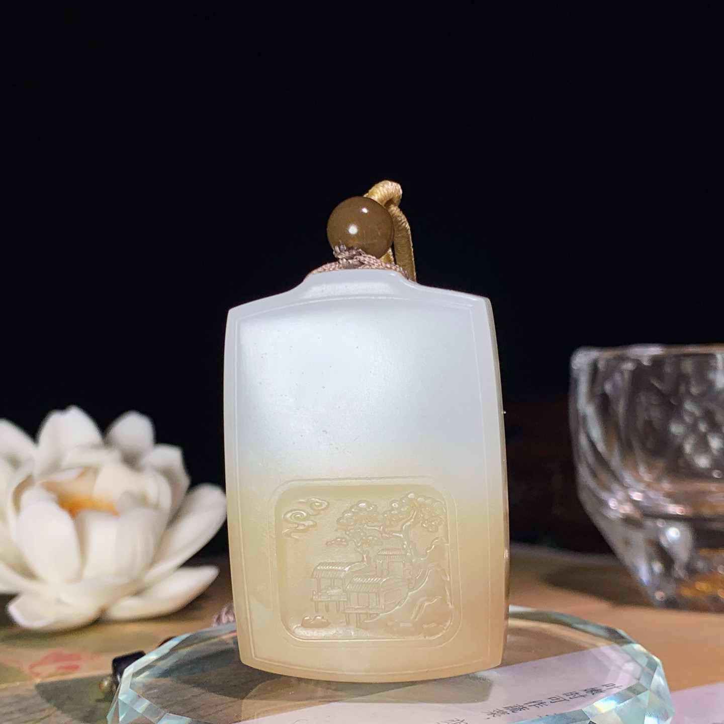 新疆和田玉且末糖千手观音挂件 尺寸47/32/12重47克！玉质细腻油润 底色纯净 脂粉好，品质好。lt260422