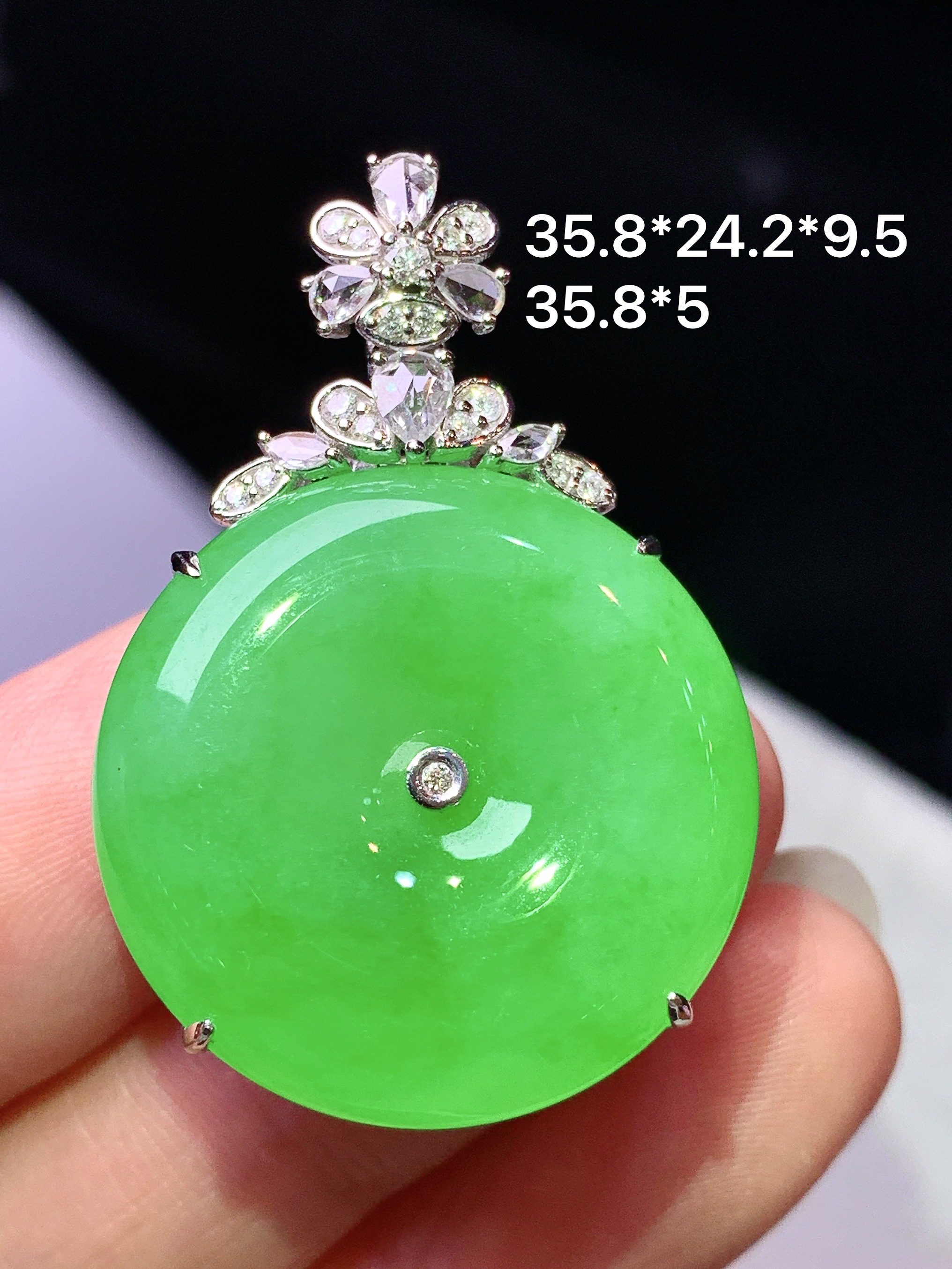 18k金钻镶嵌阳绿平安扣吊坠 玉质细腻 色泽艳丽清新 水润亮眼 整体尺寸35.8*24.2*9.5h2