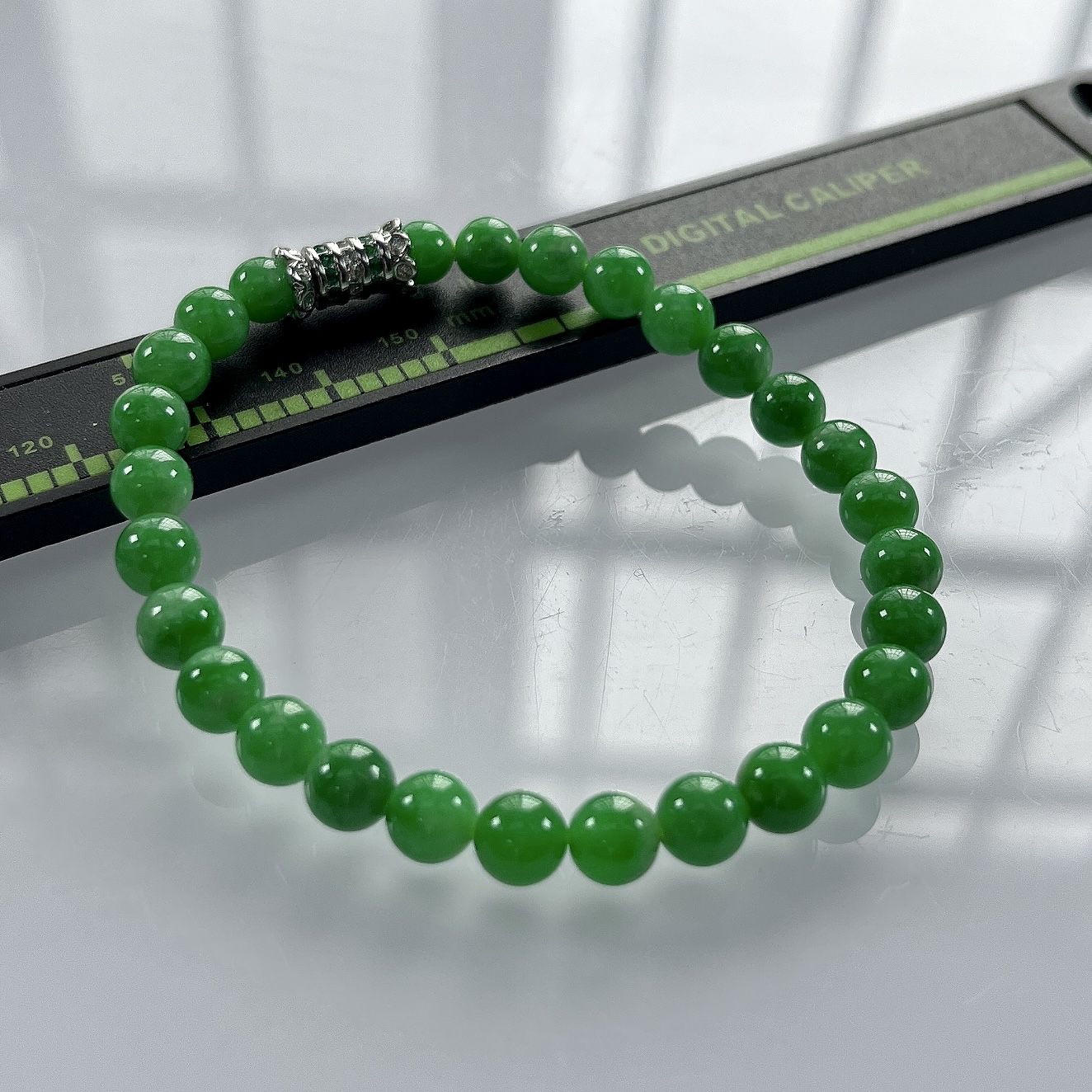 缅甸天然翡翠A货，卡6冰润满绿阳绿圆珠手串手链，尺寸：6mm/28颗，长度170mm，重量：11.14g