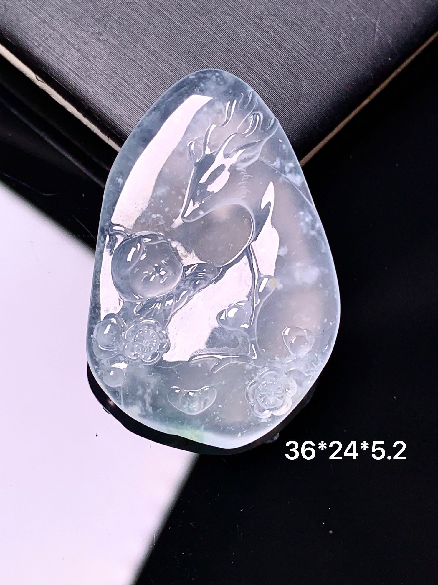 冰种梅花鹿吊坠 玉质细腻 色泽艳丽清新 水润亮眼 整体尺寸36*24*5.2x7