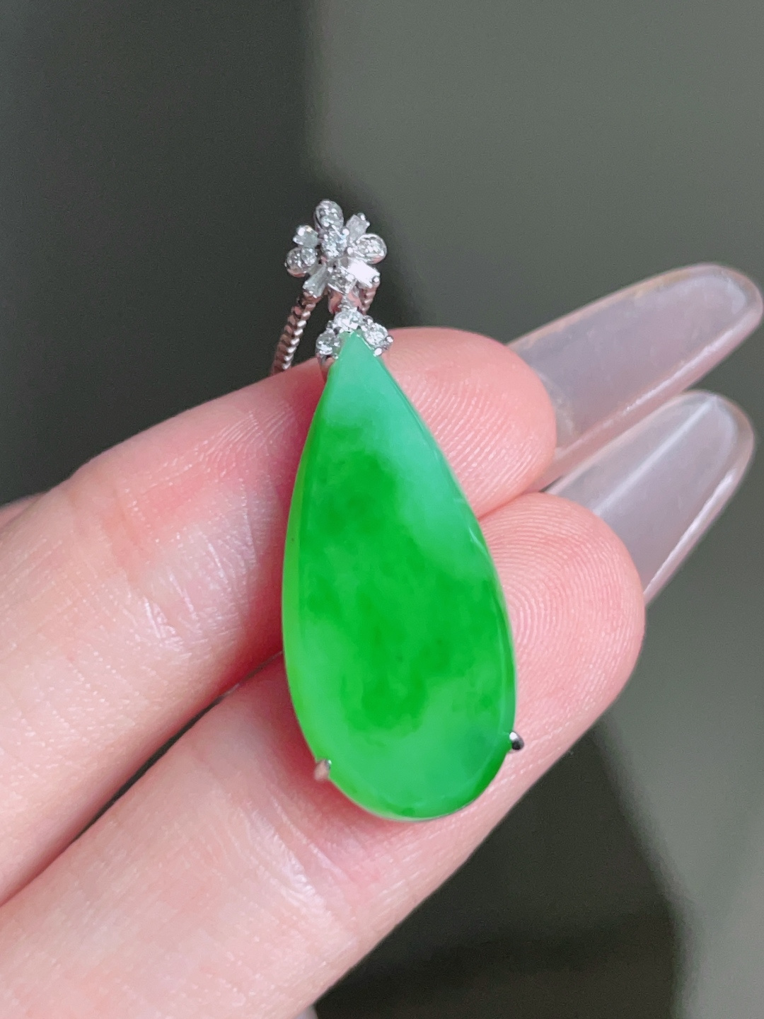 ️ 冰种阳绿水滴，色泽鲜艳 种老水润 18k金镶嵌 30.7，裸石 23.2/10.7/3.8