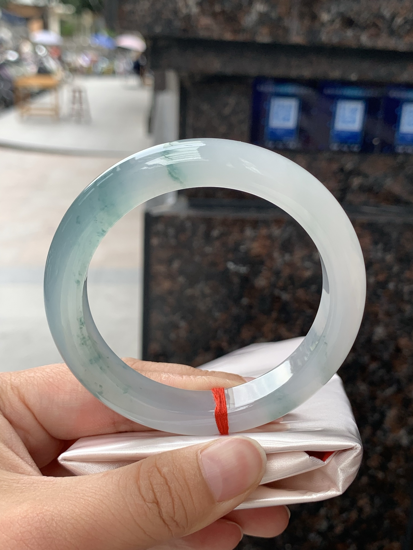 冰飘花正圈58-11.9-9.50422-N489打灯细纹，底妆冰透细腻，冰底中开出了朵朵兰花，飘花灵动飘逸，勾勒出一幅唯美诗意的山水意境画，古典优雅又秀气。