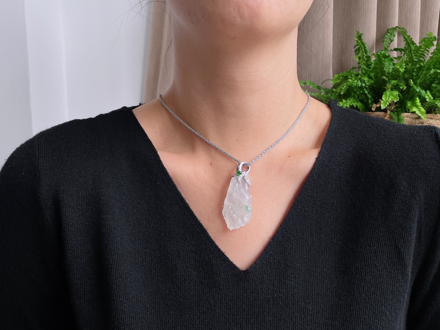 【镶嵌】冰飘花叶子大树叶吊坠  【说明】缅甸 18k金镶嵌 无裂 性比高  【整体】56.8  【裸石】46.3-23.2-10  【重量】16.3克