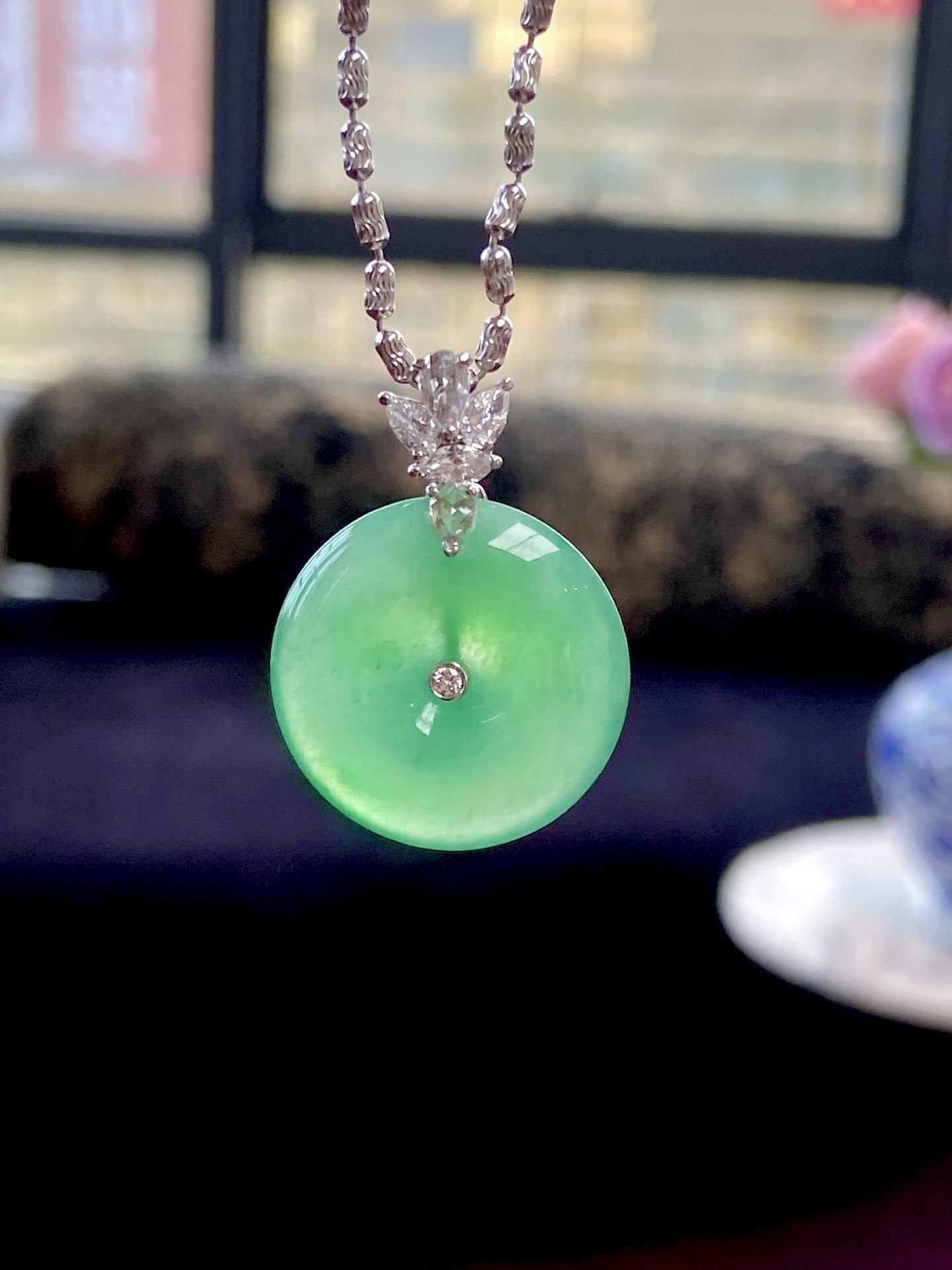 ️冰种阳绿平安扣吊坠，翠色鲜活灵动，水润通透，护佑平安显贵，非常耐看：31.8，裸石：22.6-4.9mm，无裂。