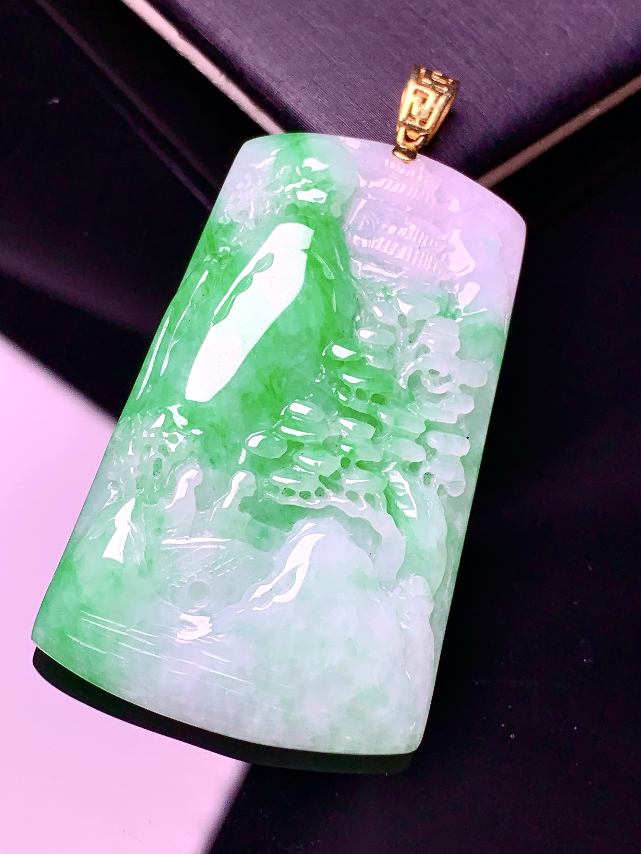 18k金镶嵌飘绿山水牌子吊坠 玉质细腻 色泽艳丽清新 水润亮眼 整体尺寸52*27.5*5.6w1
