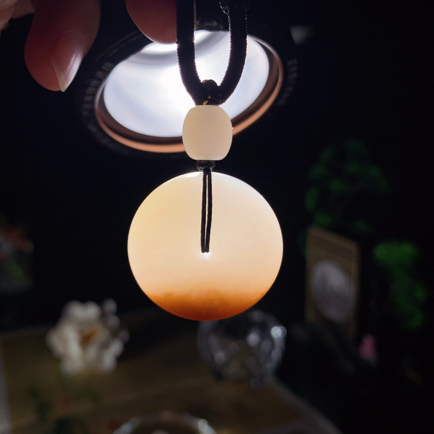 新疆和田玉且末糖平安扣挂件 尺寸27/12重20克！玉质细腻油润 底色纯净 脂粉好，品质好。lt260422