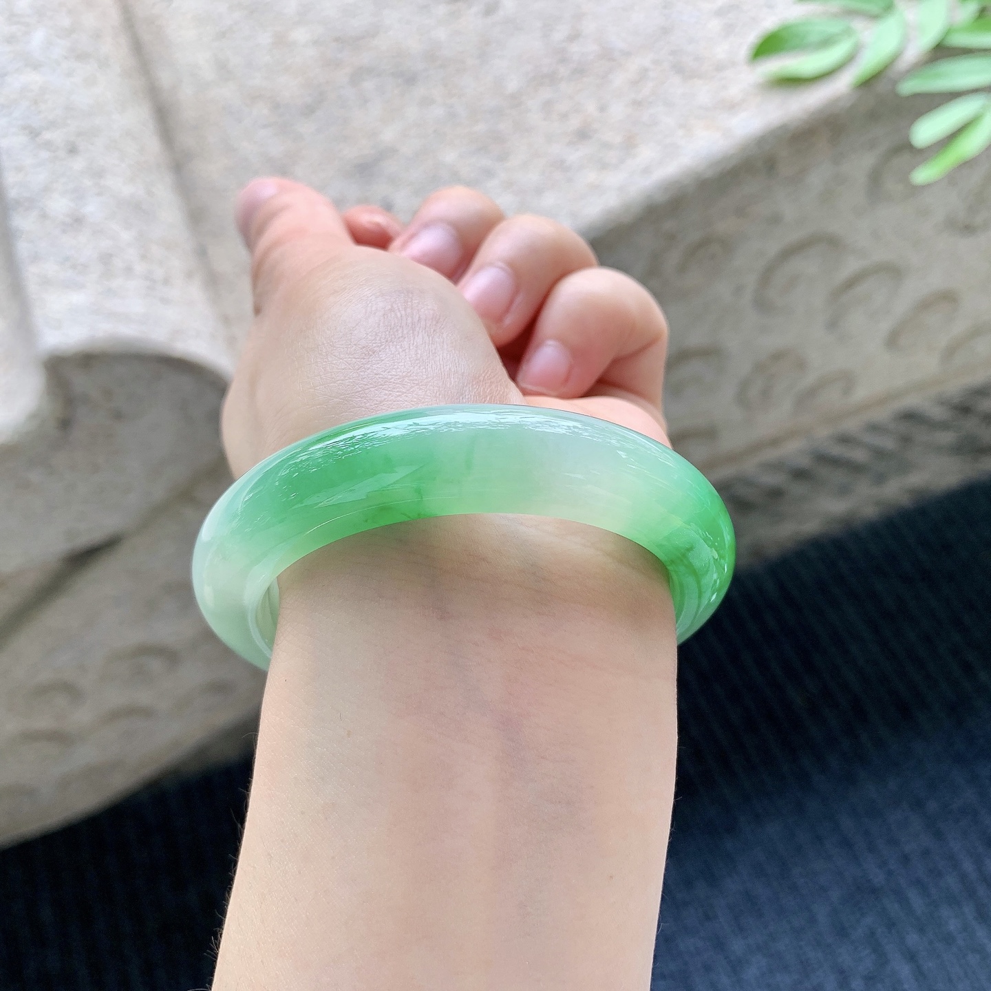 正圈52 53 圈口53.8/12/9.1 编码A1051069 细糯飘阳绿，水润，种老，细腻，打灯有絮线