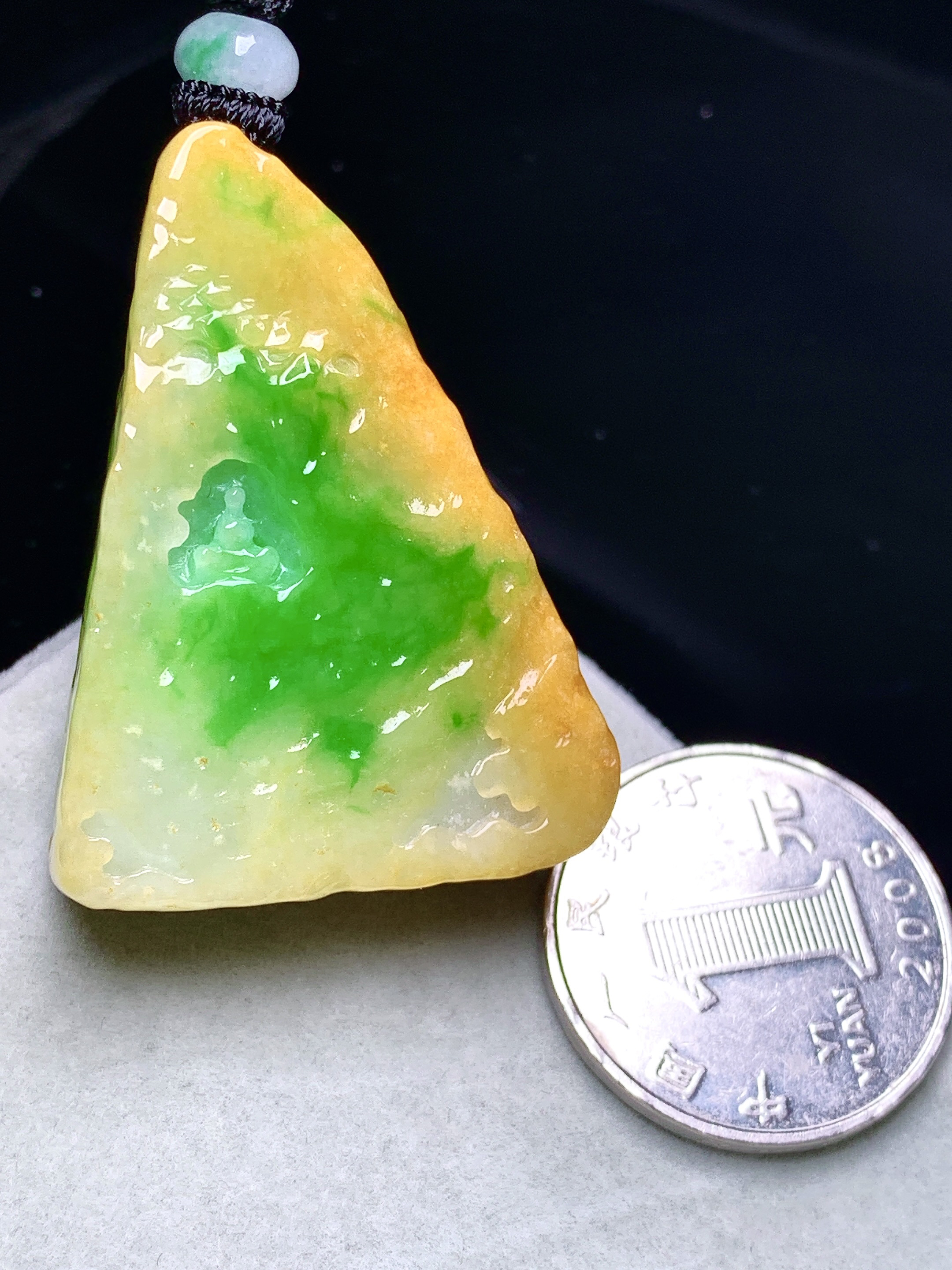 黄绿翡悟道吊坠 玉质细腻 色泽艳丽清新 水润亮眼 整体尺寸44.8*31.5*12.6w1