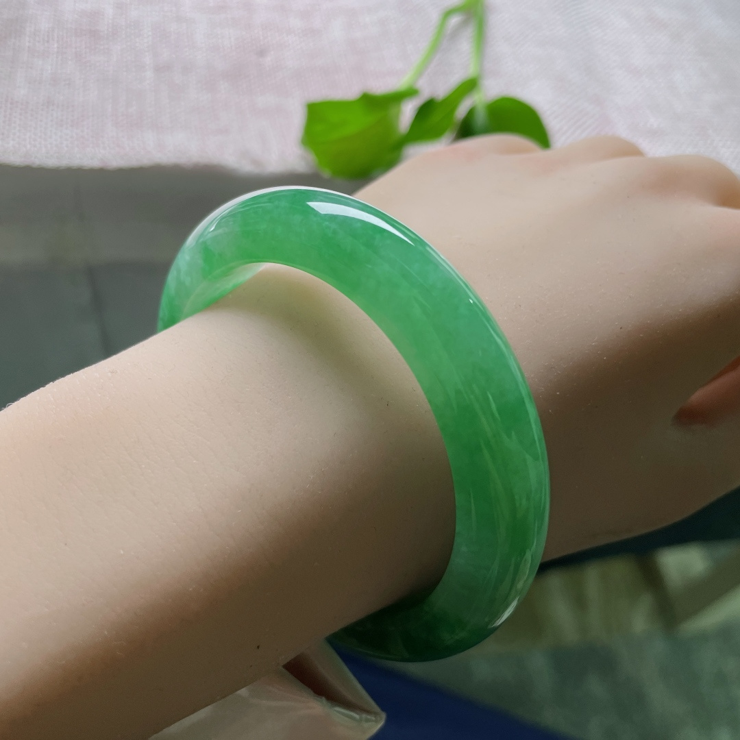 55.2/11.7/9.3绿底正圈，或深邃如湖，或清透如溪，每一眼，都是不同的风景。有纹，ss51699a